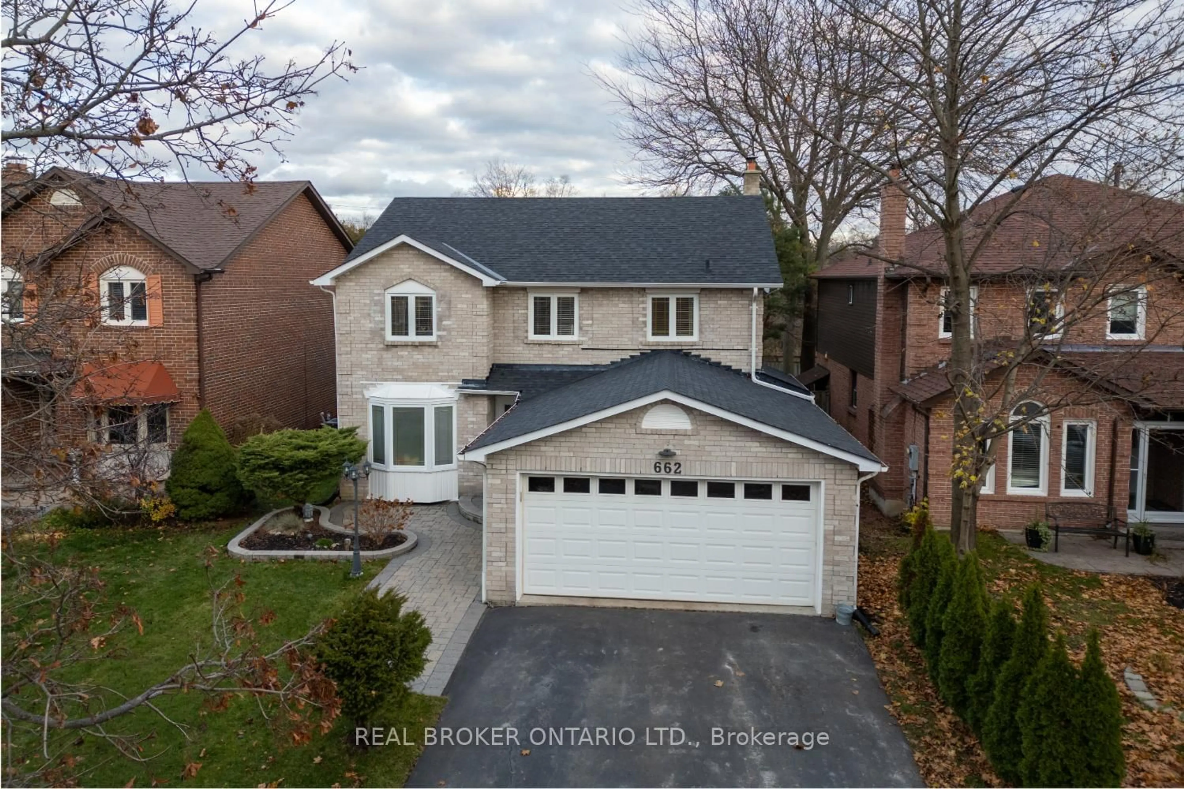 A pic from outside/outdoor area/front of a property/back of a property/a pic from drone, street for 662 Cognac Cres, Pickering Ontario L1X 1L7