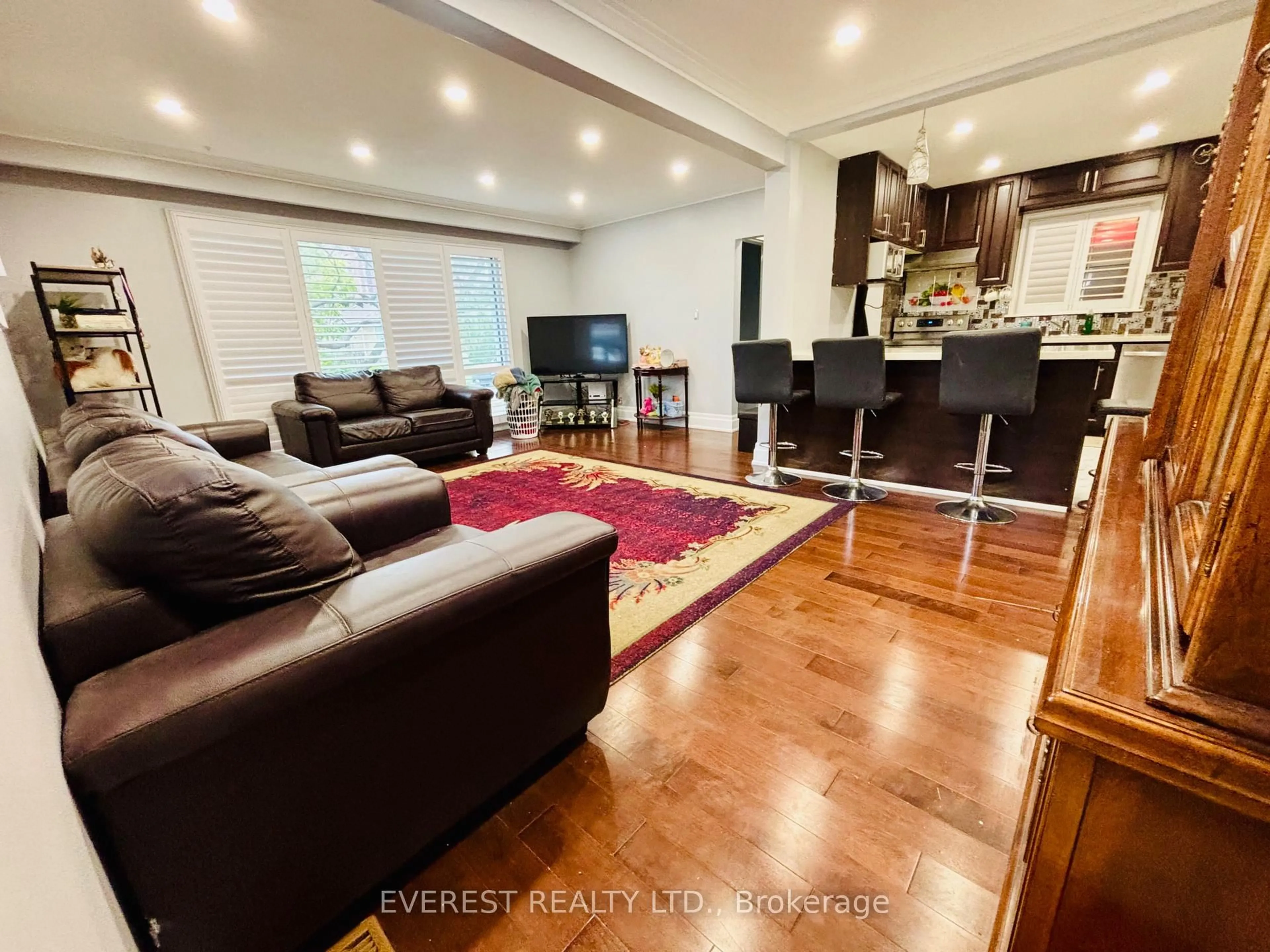 Living room with furniture, wood/laminate floor for 6 Maretta Ave, Toronto Ontario M1K 3X7
