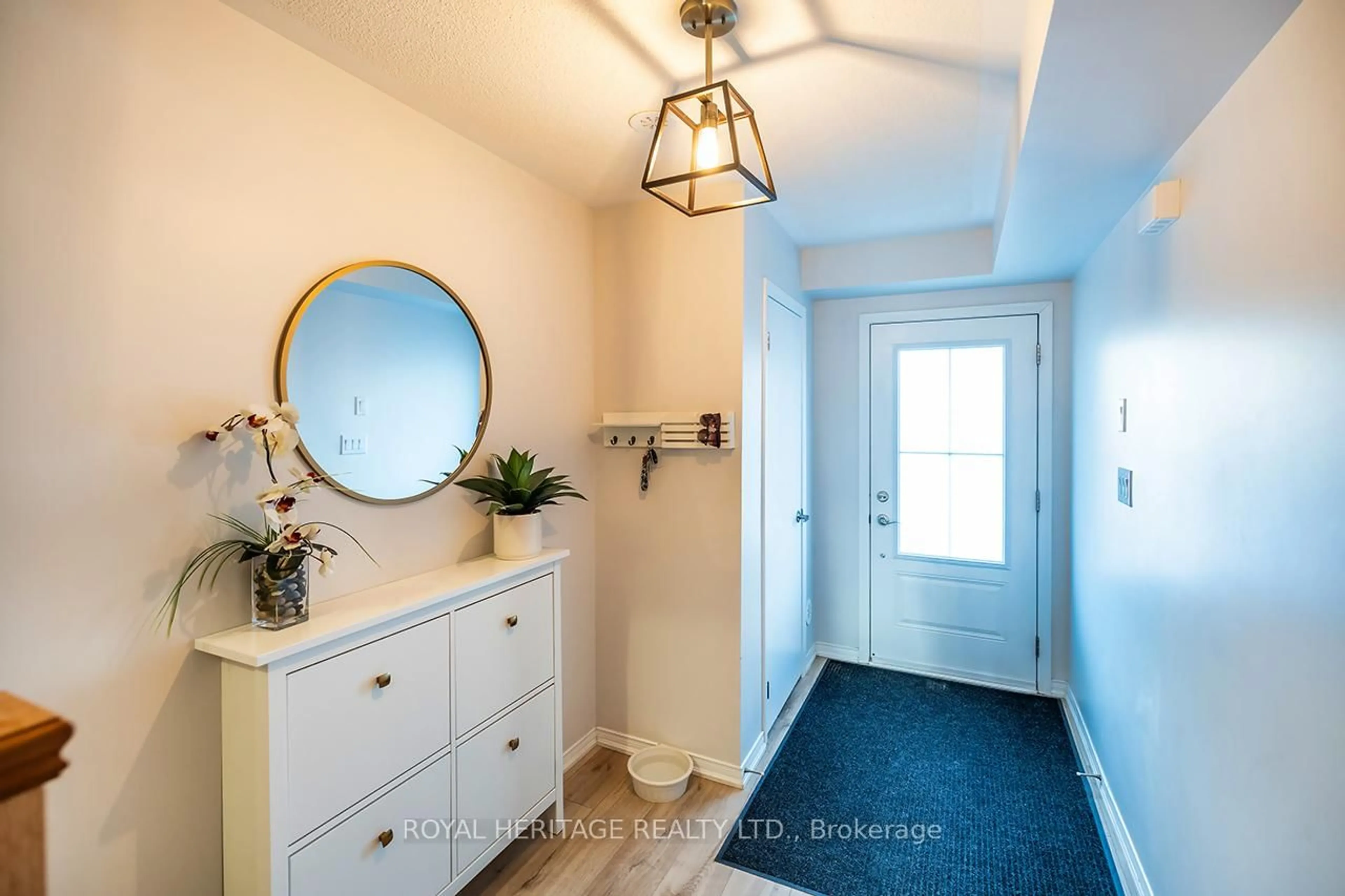 Indoor entryway for 114 Jerome Way, Clarington Ontario L1C 7G9