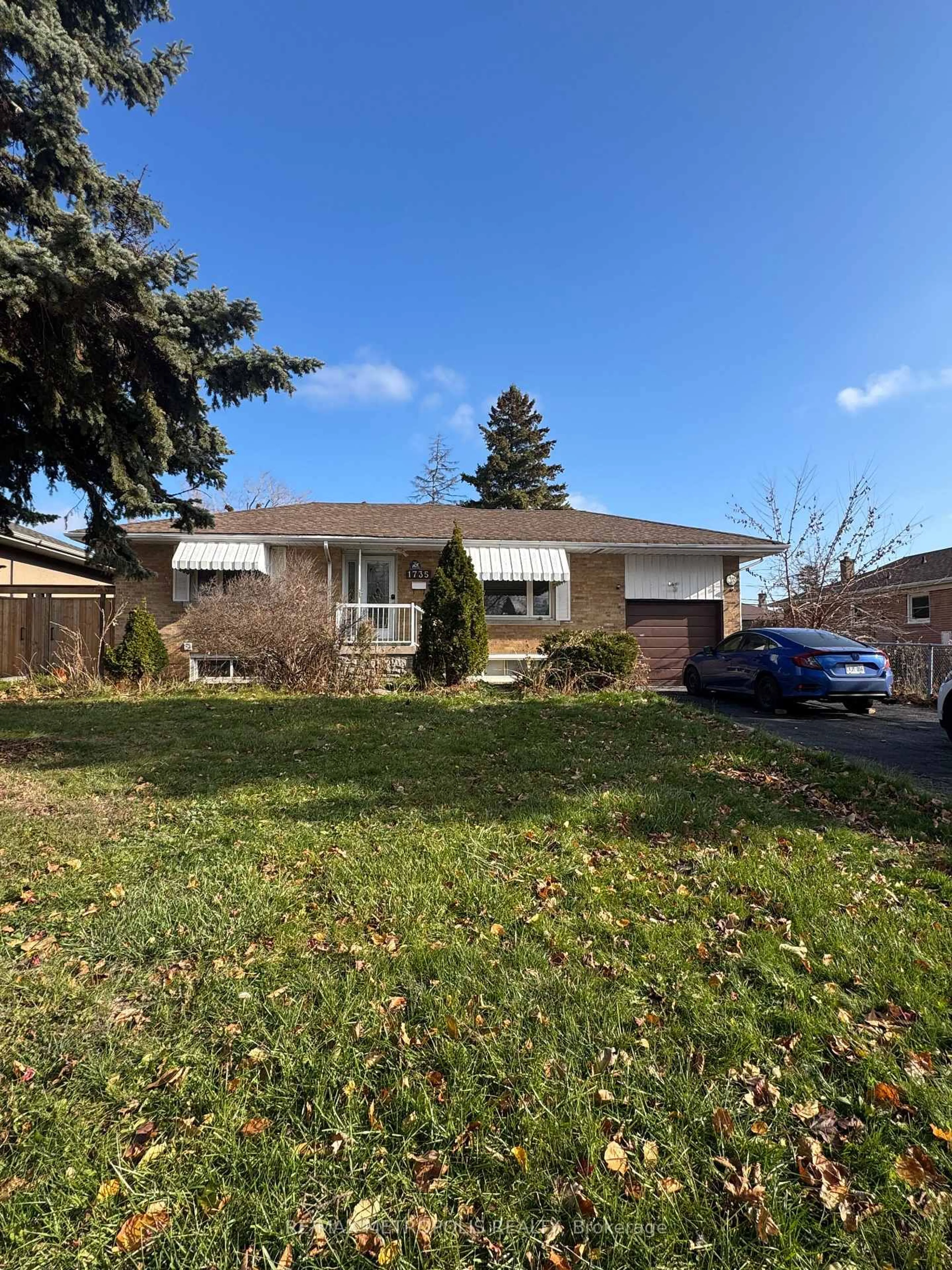 A pic from outside/outdoor area/front of a property/back of a property/a pic from drone, street for 1735 Pharmacy Ave, Toronto Ontario M1T 1H1