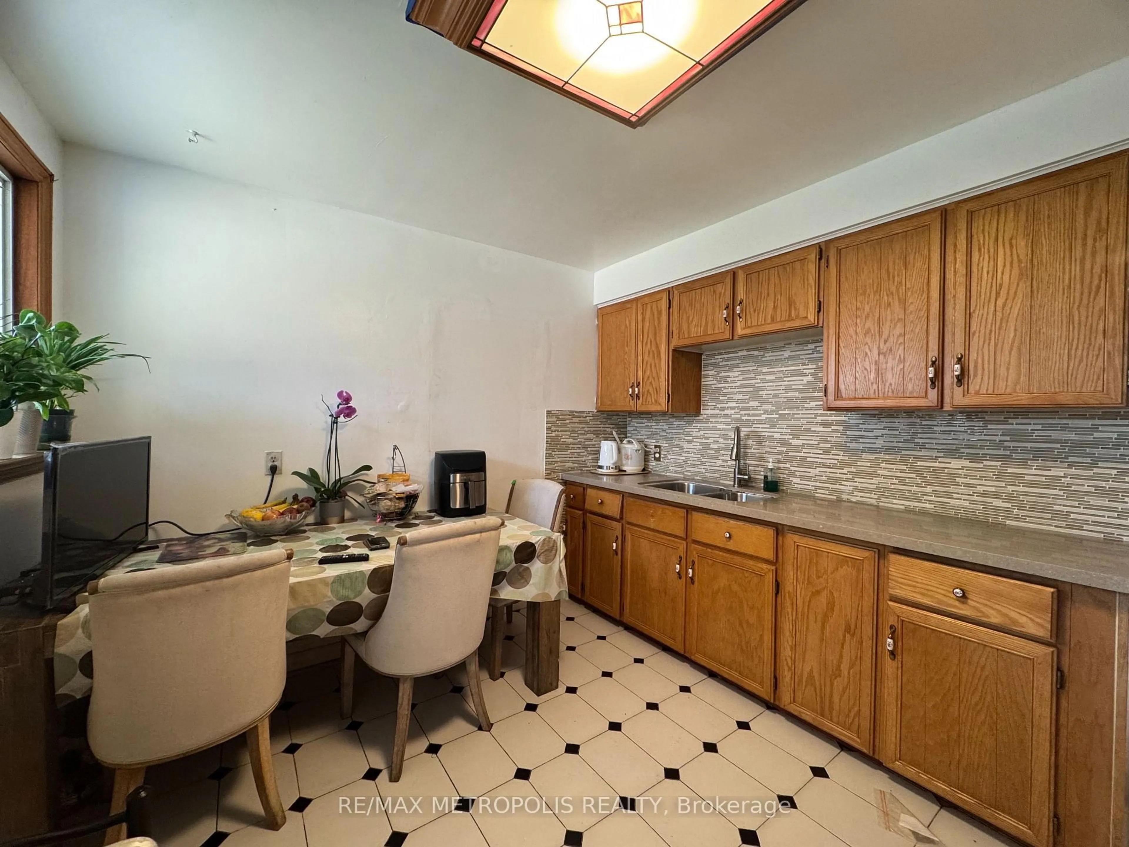 Standard kitchen, ceramic/tile floor for 1735 Pharmacy Ave, Toronto Ontario M1T 1H1