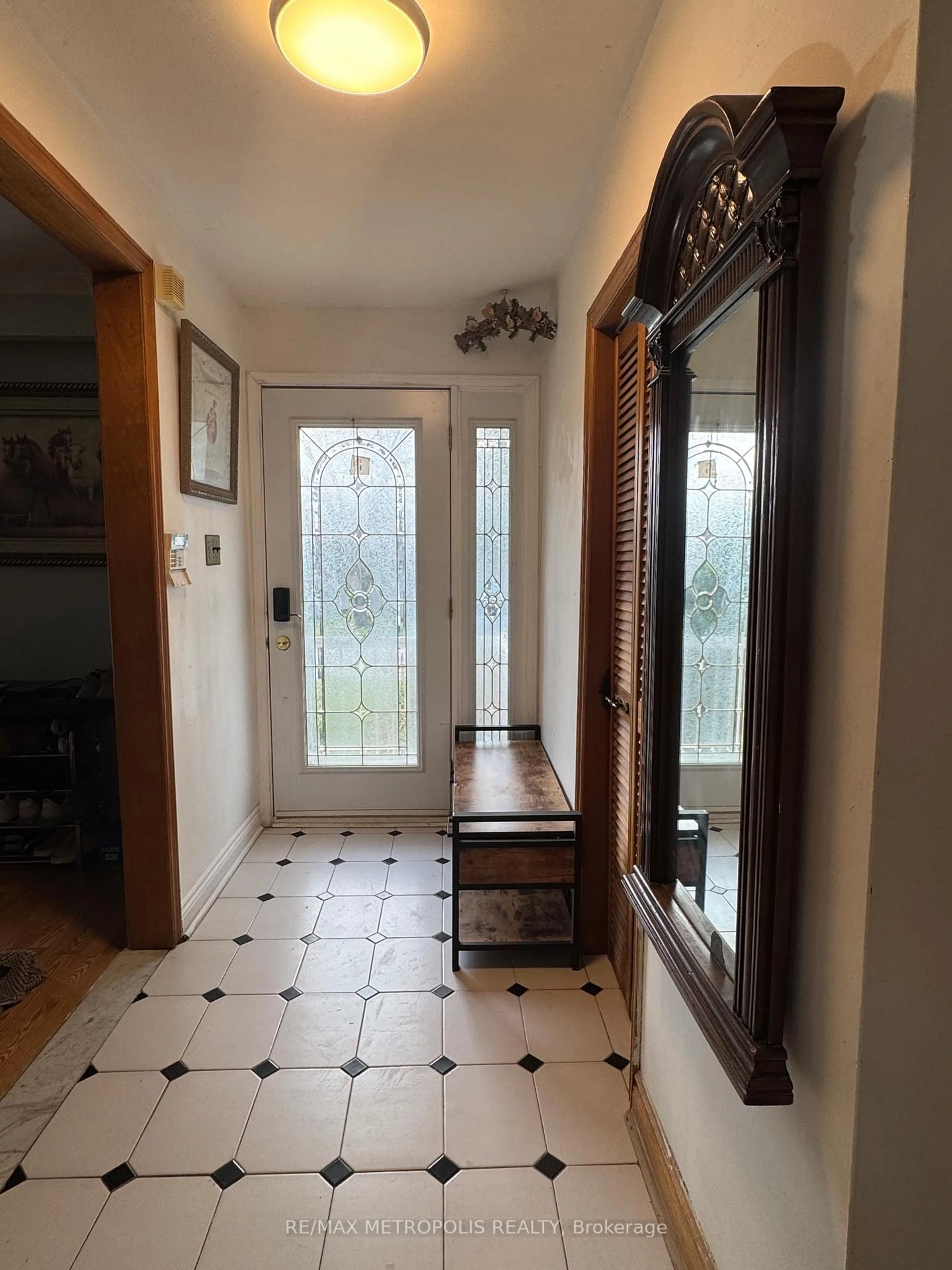 Indoor foyer for 1735 Pharmacy Ave, Toronto Ontario M1T 1H1