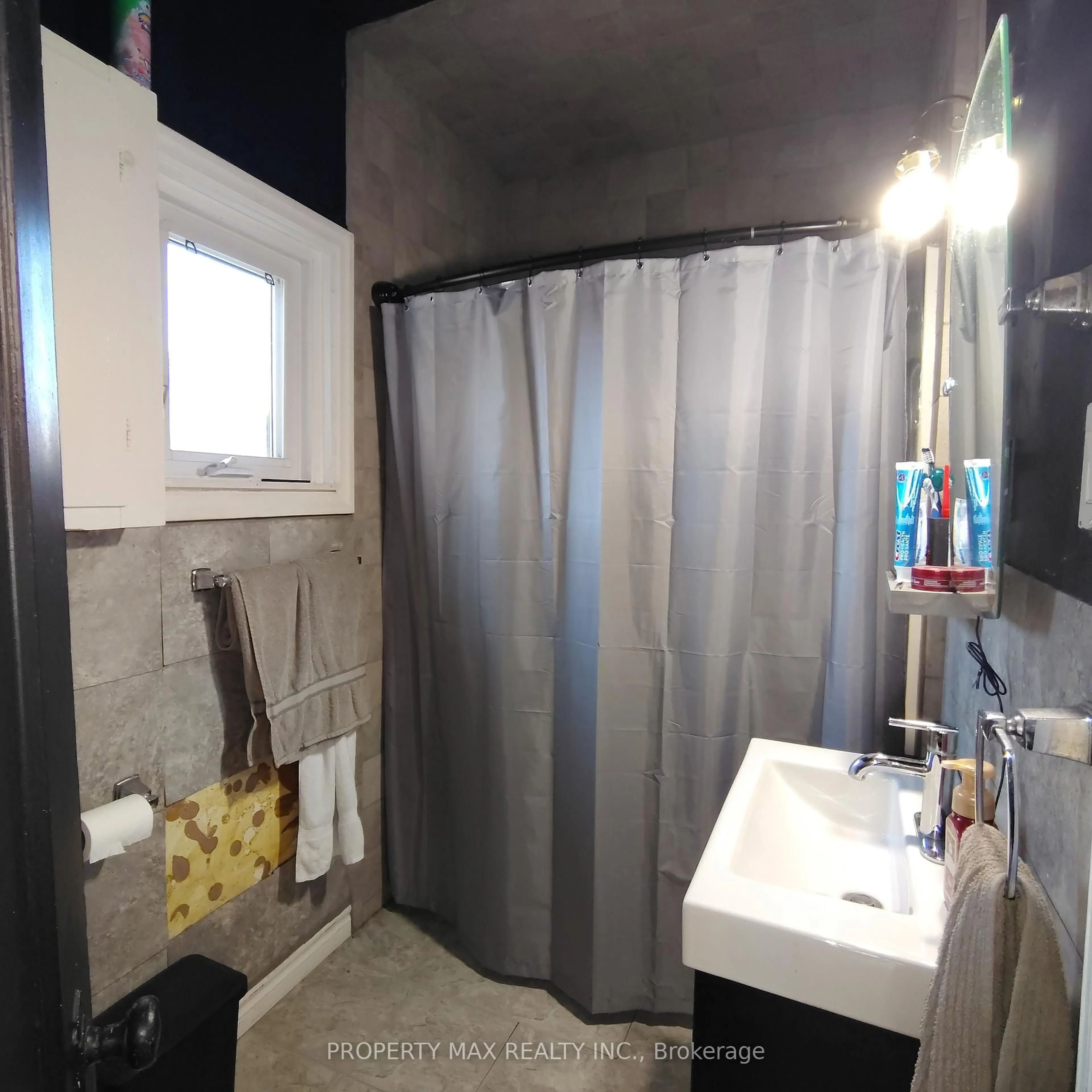 Standard bathroom, unknown for 304 West Scugog Lane, Clarington Ontario L1C 3K2