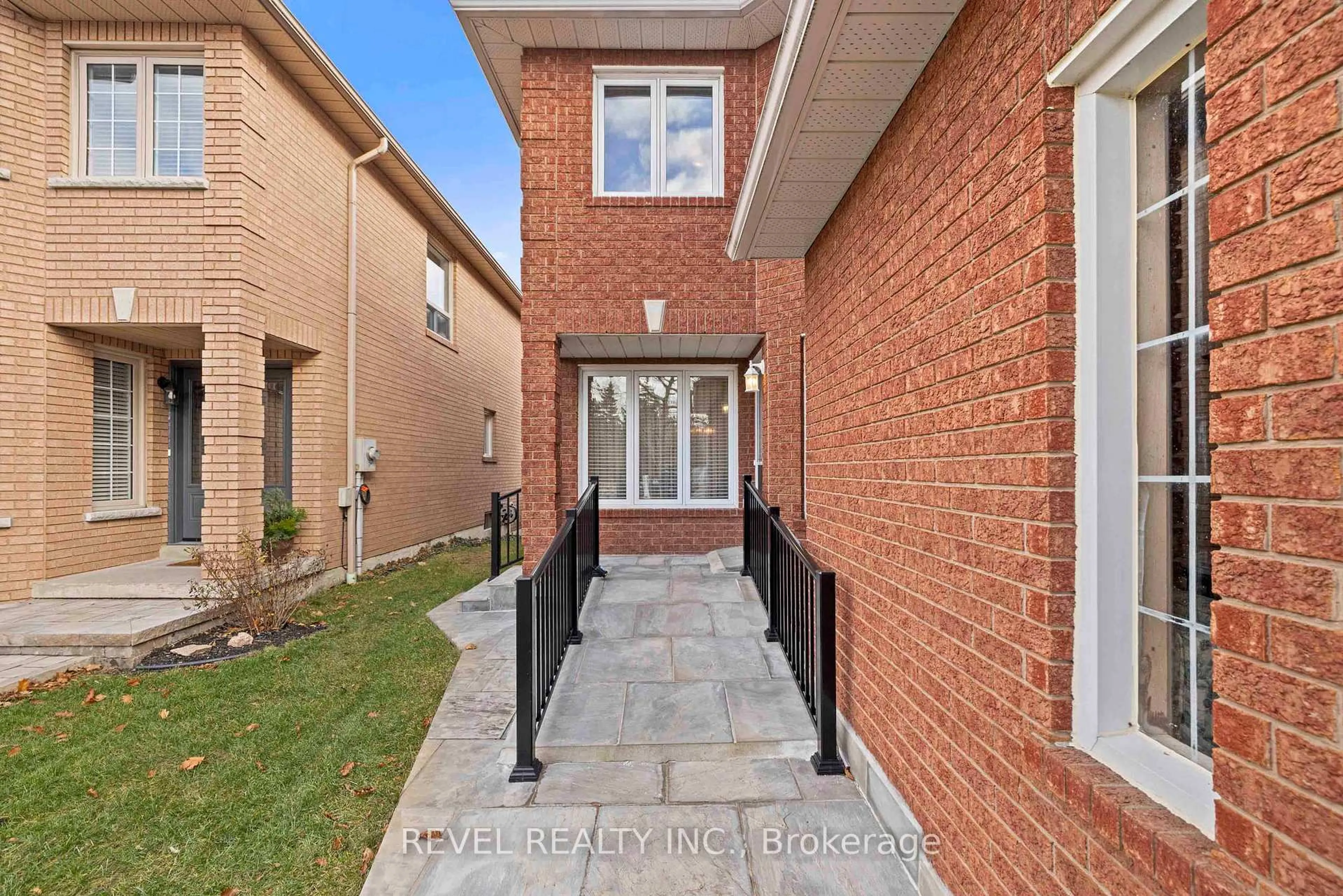 Home with brick exterior material, street for 44 Clune Pl, Whitby Ontario L1R 2C5