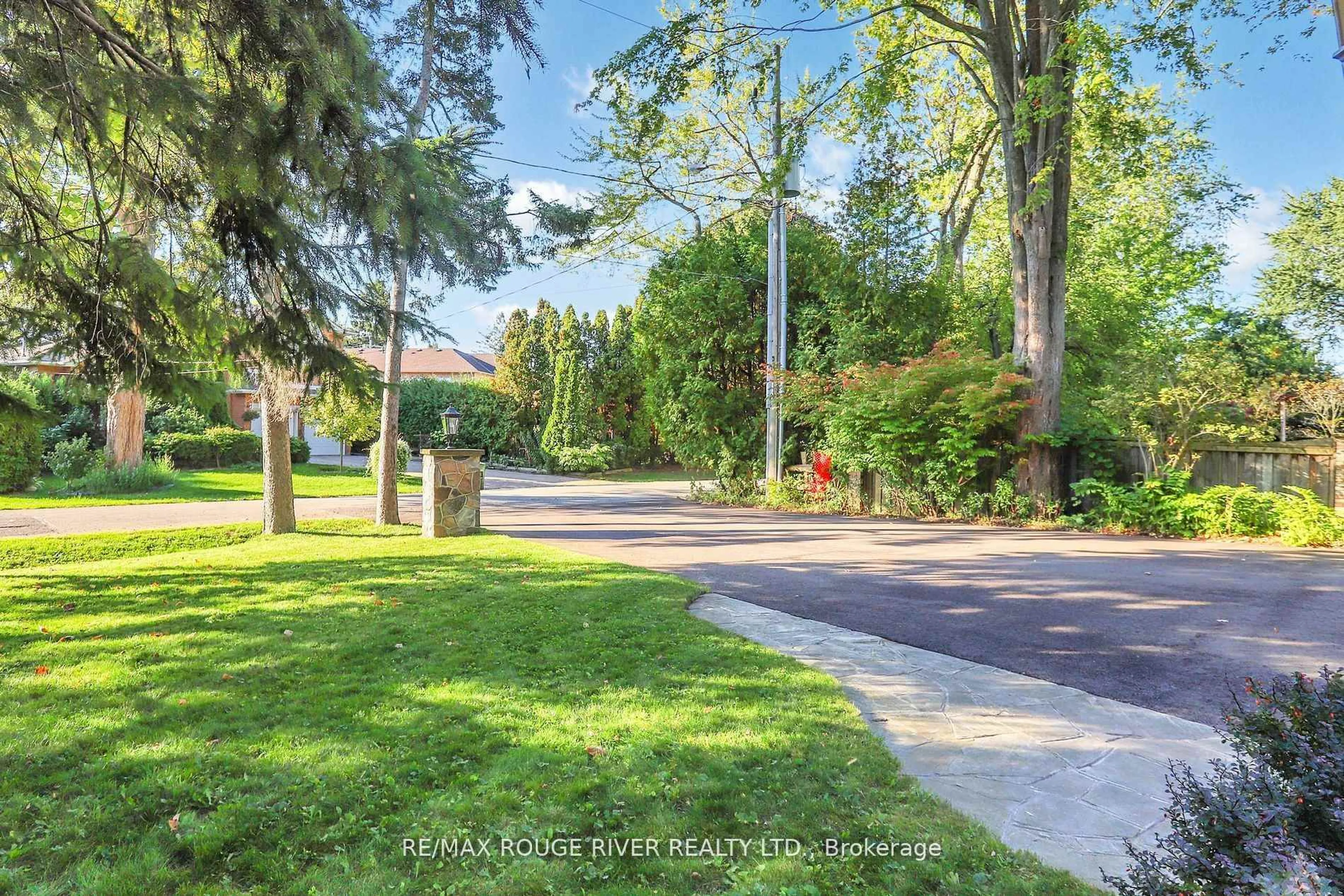 A pic from outside/outdoor area/front of a property/back of a property/a pic from drone, street for 300 Taylor Rd, Toronto Ontario M1C 2R6