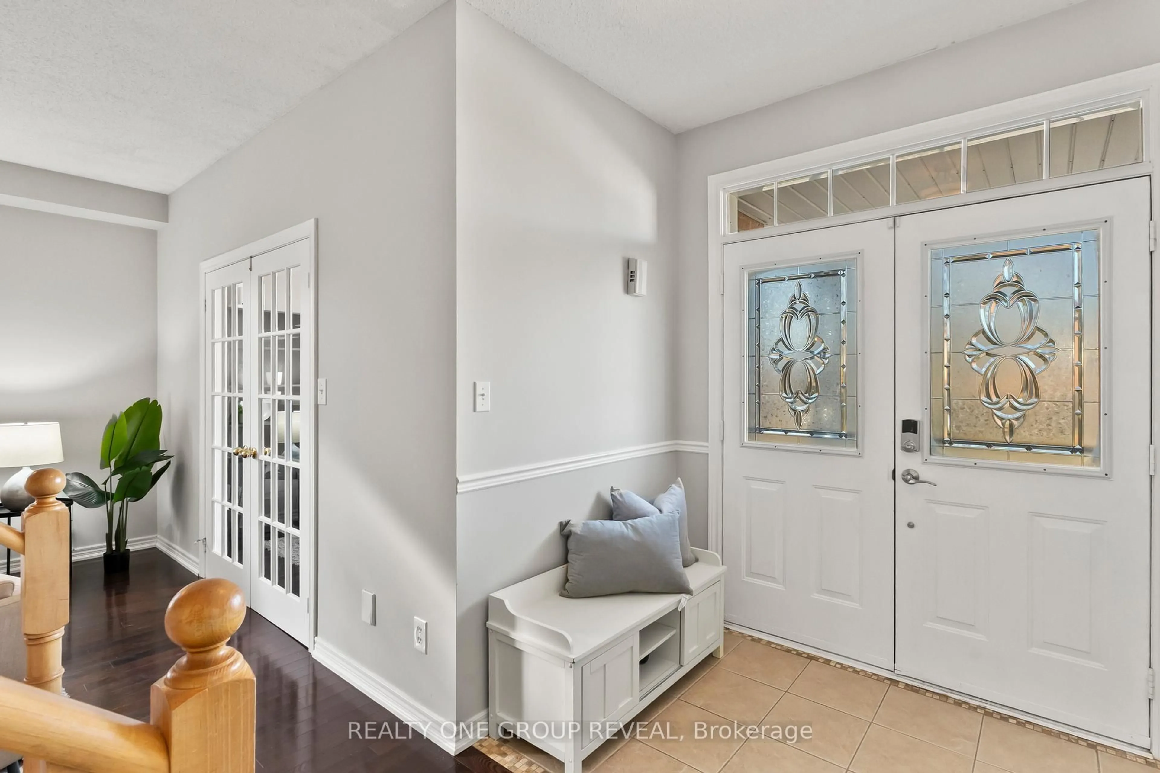 Indoor entryway for 119 Clayton Cres, Clarington Ontario L1C 4P2