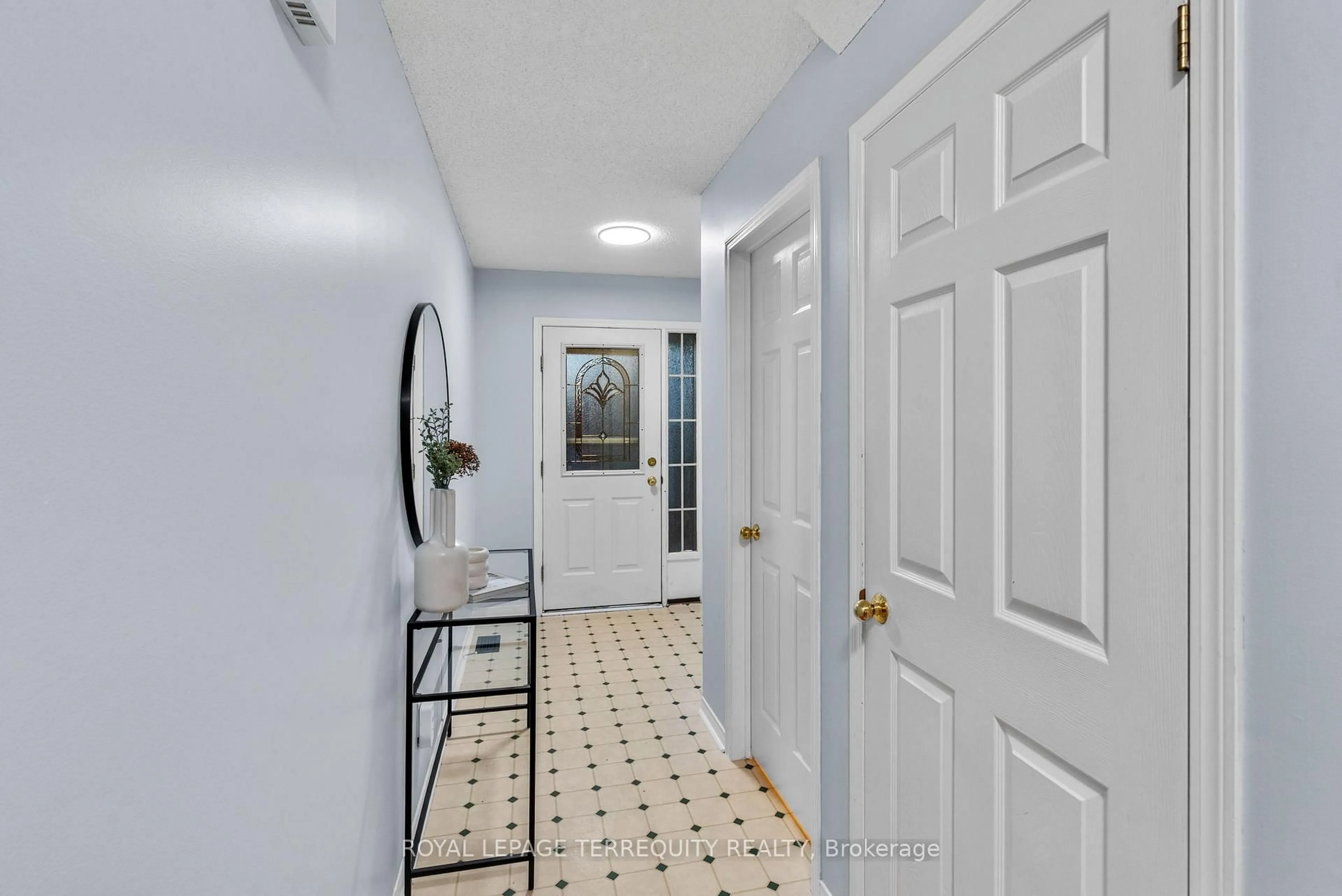 Indoor entryway for 18 Wade Sq, Clarington Ontario L1E 3E5