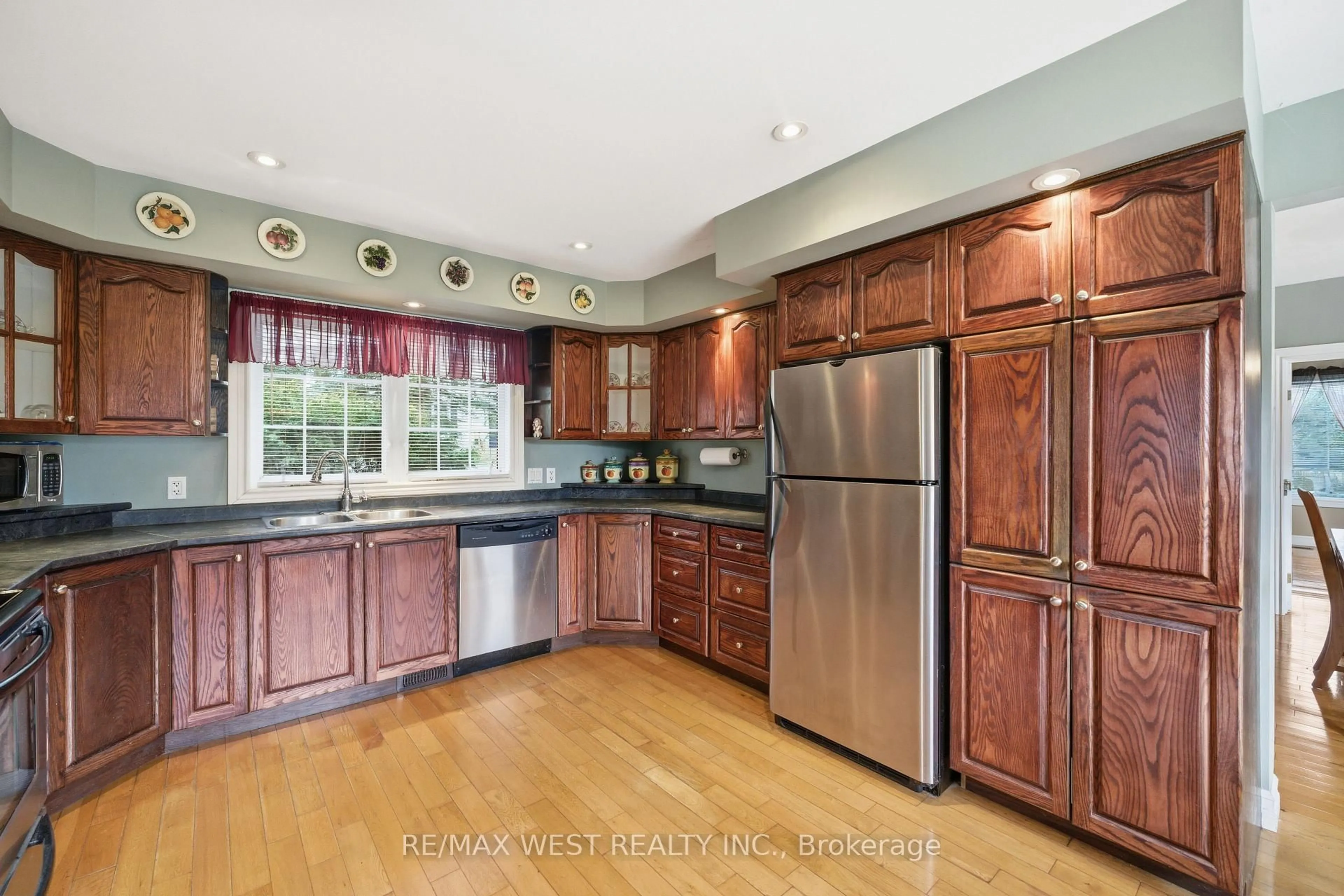 Open concept kitchen, wood/laminate floor for 4 Coryell St, Scugog Ontario L0C 1G0