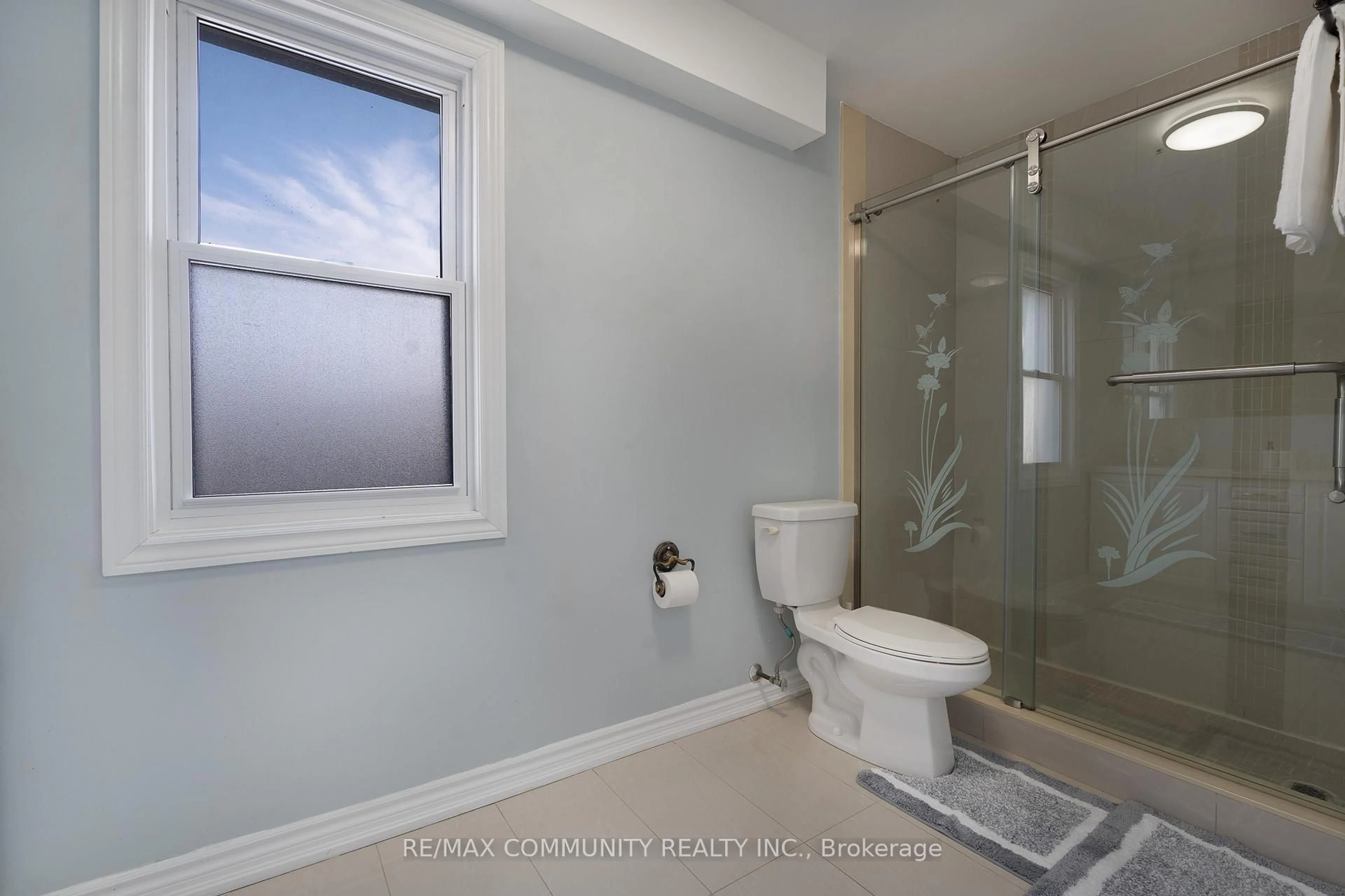 Standard bathroom, ceramic/tile floor for 33 Windsor Ave, Ajax Ontario L1S 2B1