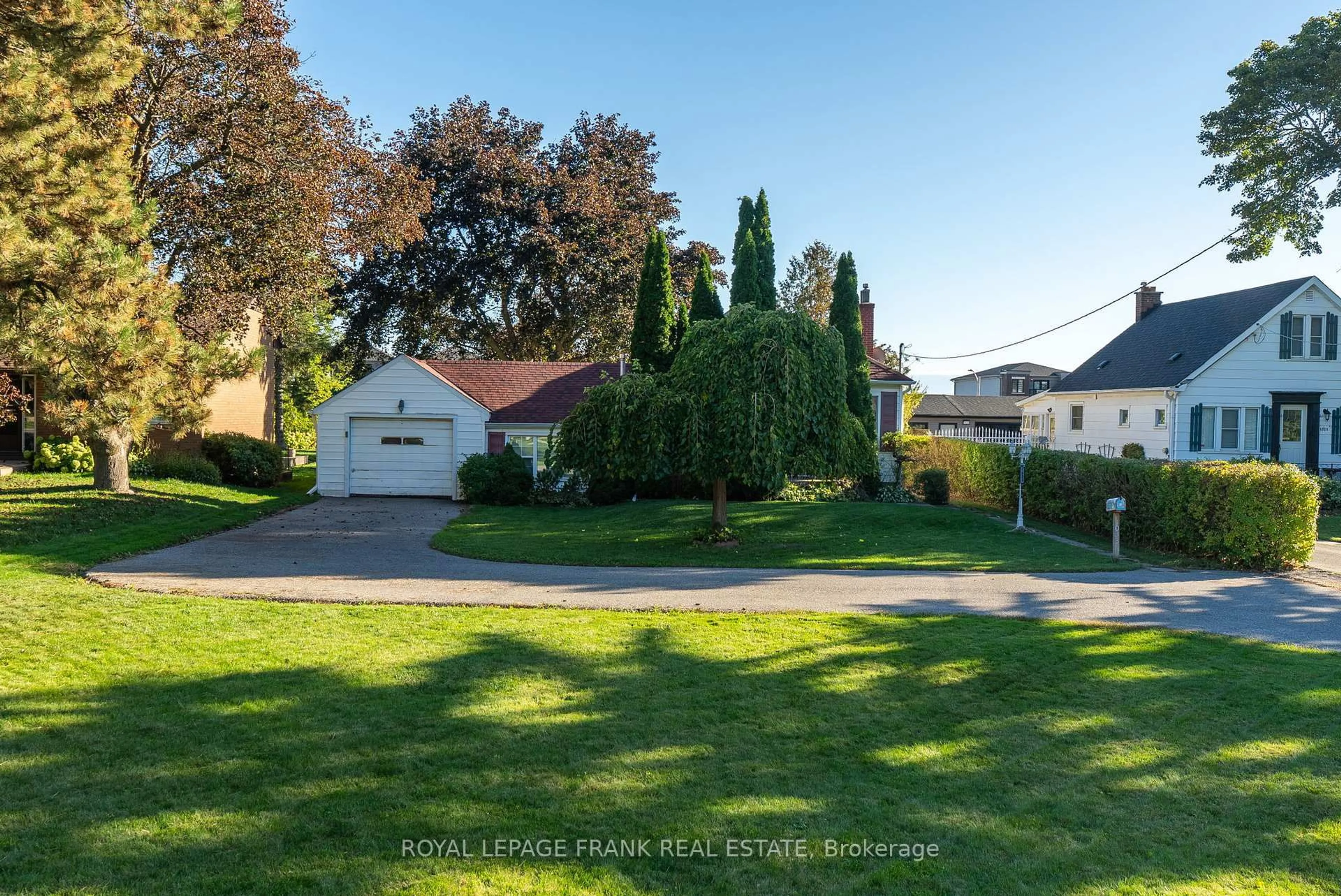 A pic from outside/outdoor area/front of a property/back of a property/a pic from drone, street for 1033 King St, Oshawa Ontario L1H 1H4