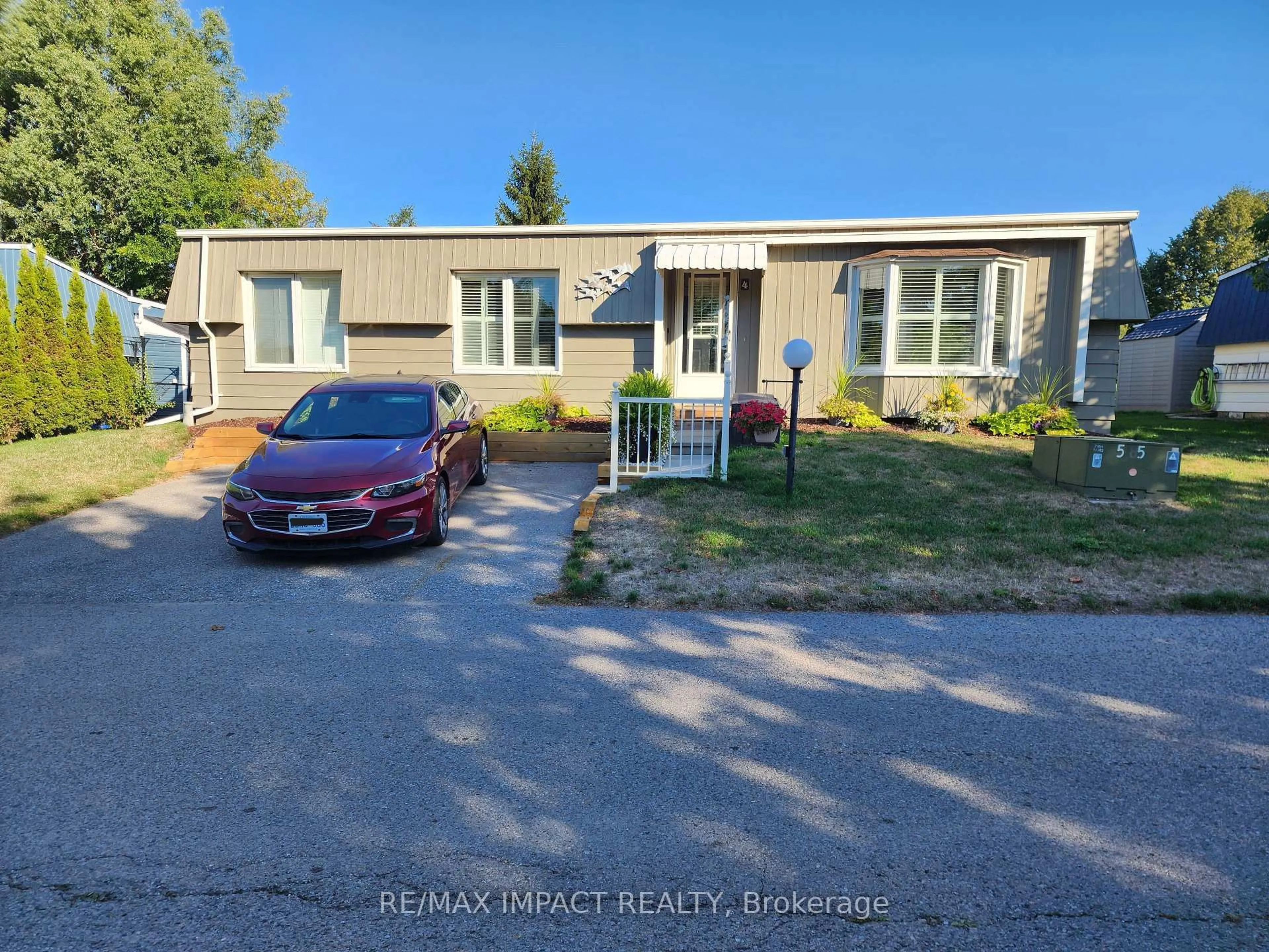A pic from outside/outdoor area/front of a property/back of a property/a pic from drone, street for 4 Champlain Crt, Clarington Ontario L1B 1A5