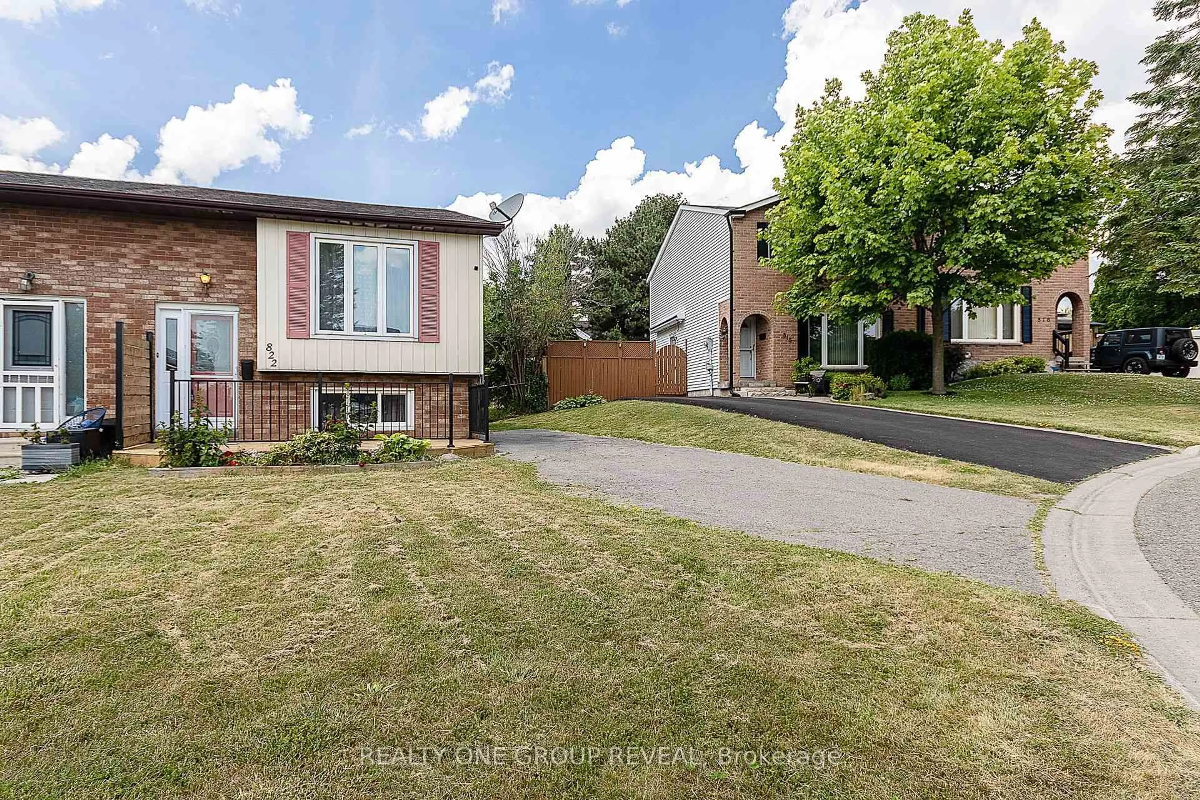 A pic from outside/outdoor area/front of a property/back of a property/a pic from drone, street for 822 Kilkenny Crt, Oshawa Ontario L1J 7B7