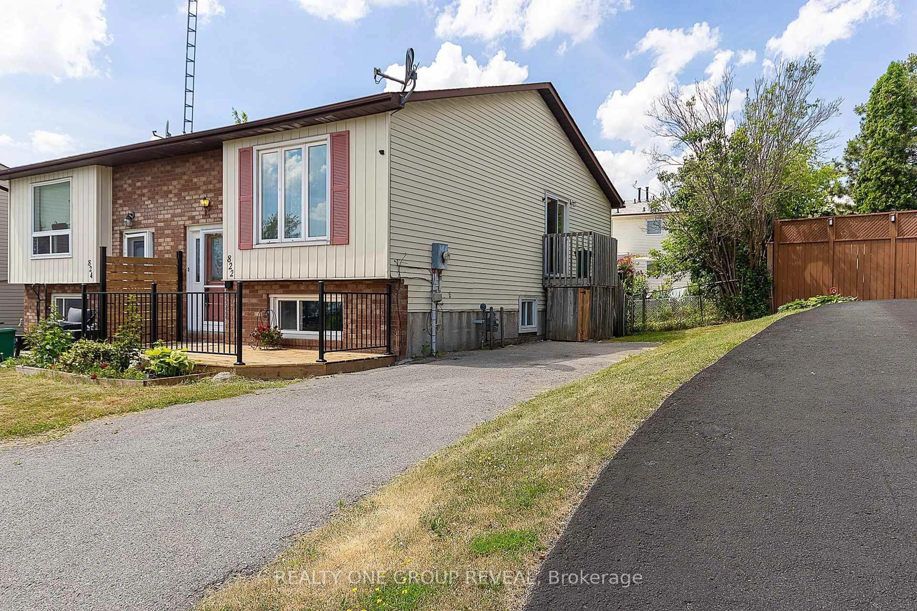 A pic from outside/outdoor area/front of a property/back of a property/a pic from drone, street for 822 Kilkenny Crt, Oshawa Ontario L1J 7B7