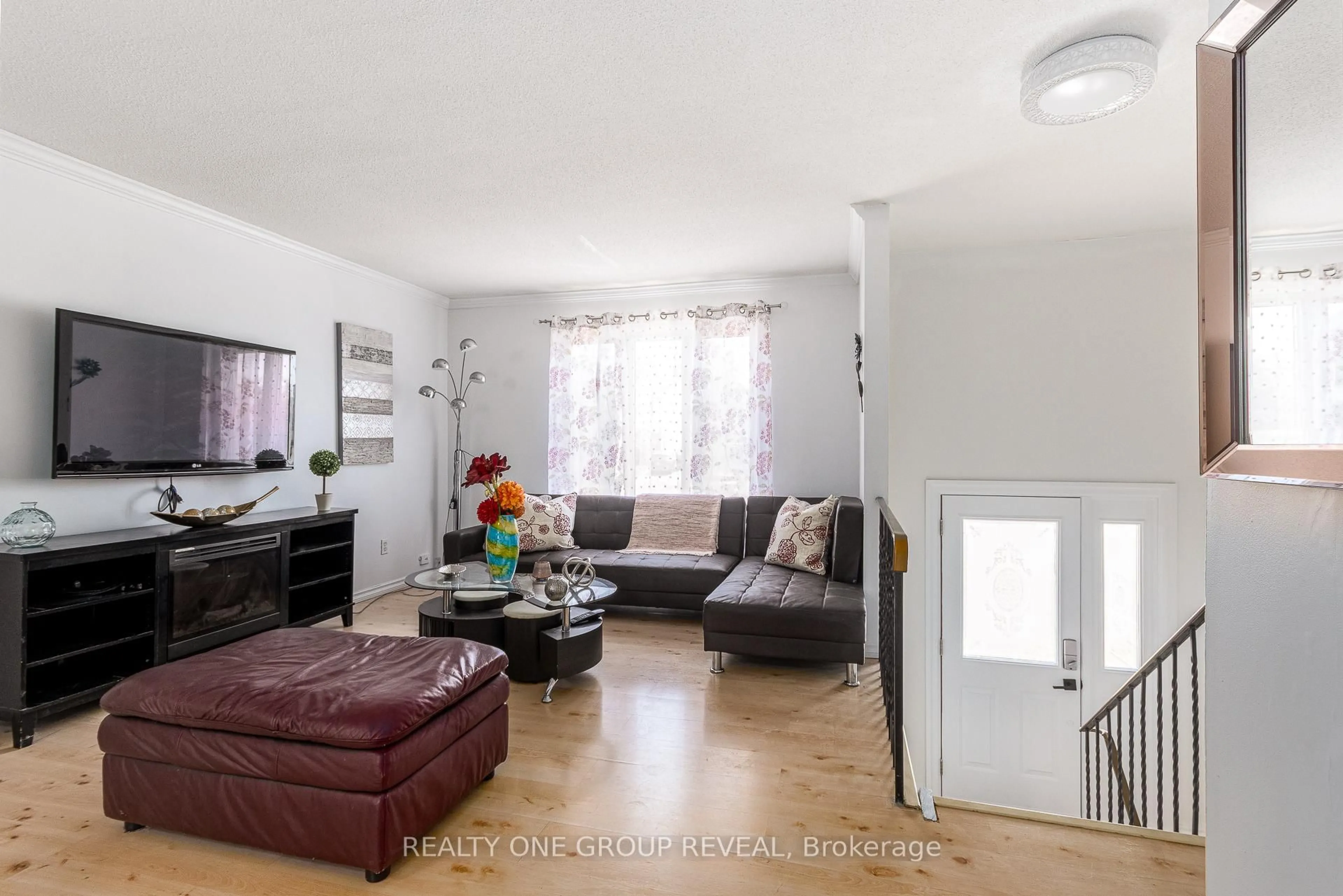 Living room with furniture, unknown for 822 Kilkenny Crt, Oshawa Ontario L1J 7B7