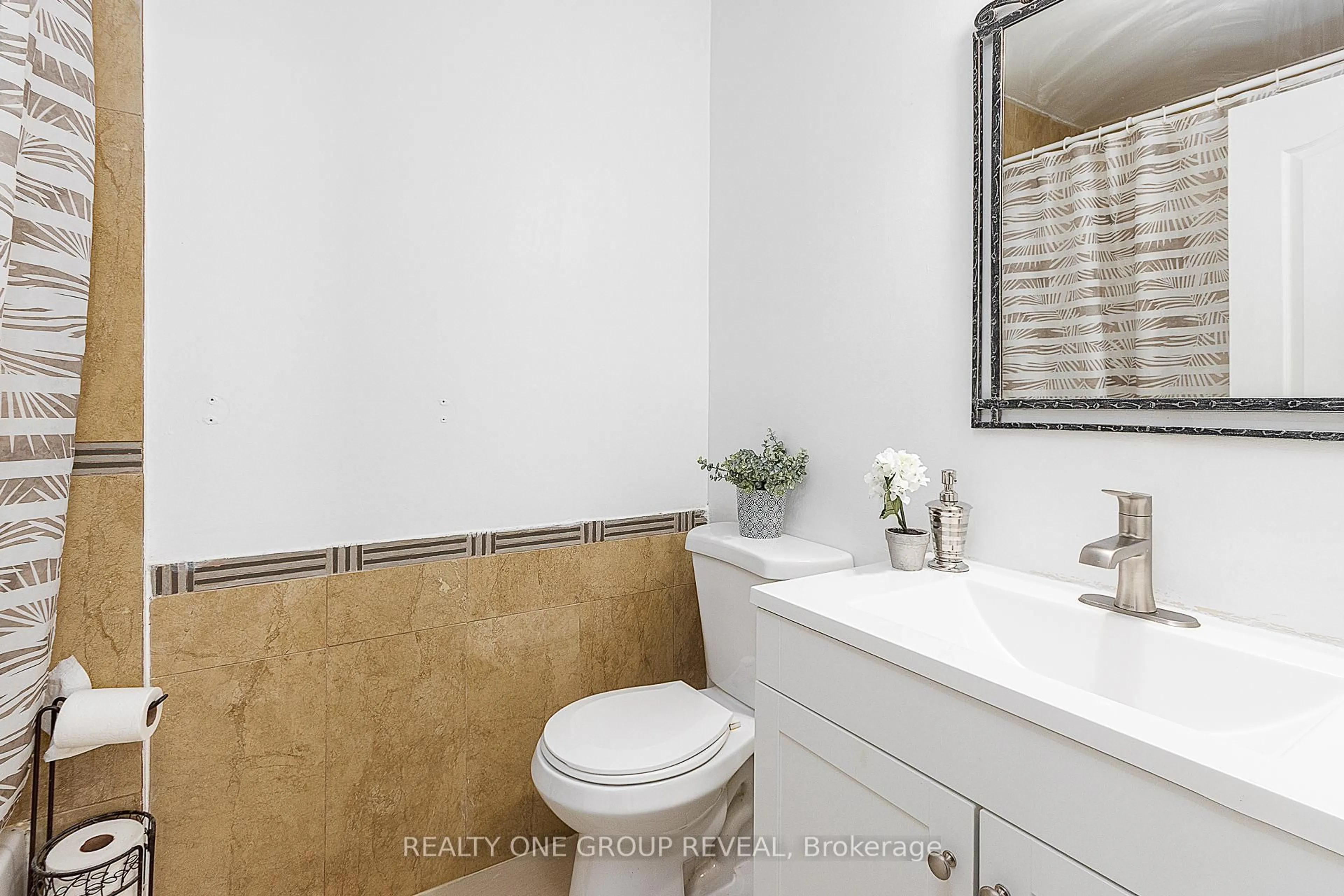 Standard bathroom, ceramic/tile floor for 822 Kilkenny Crt, Oshawa Ontario L1J 7B7