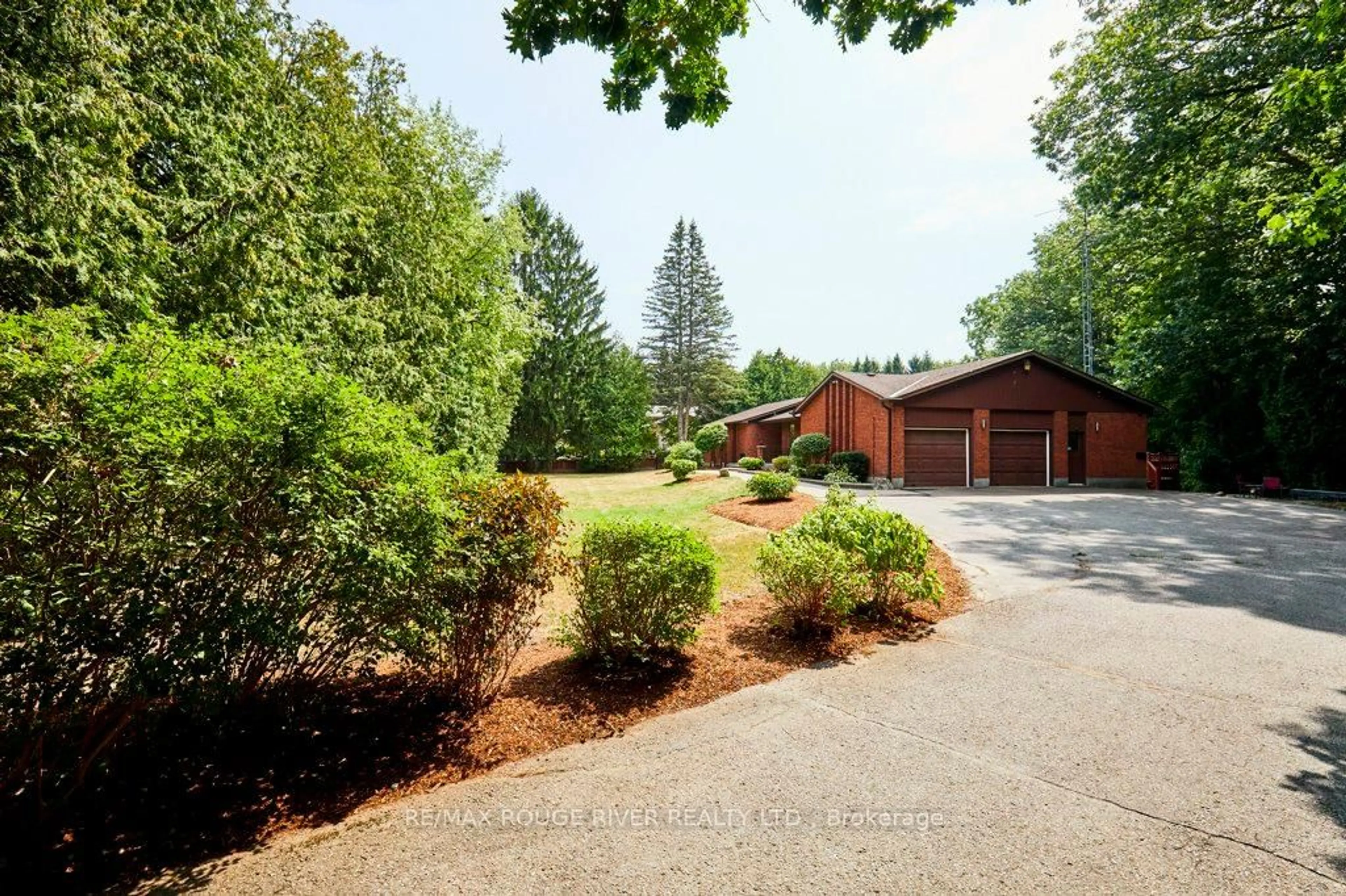 A pic from outside/outdoor area/front of a property/back of a property/a pic from drone, unknown for 112 Old Varcoe Rd, Clarington Ontario L1E 2K4