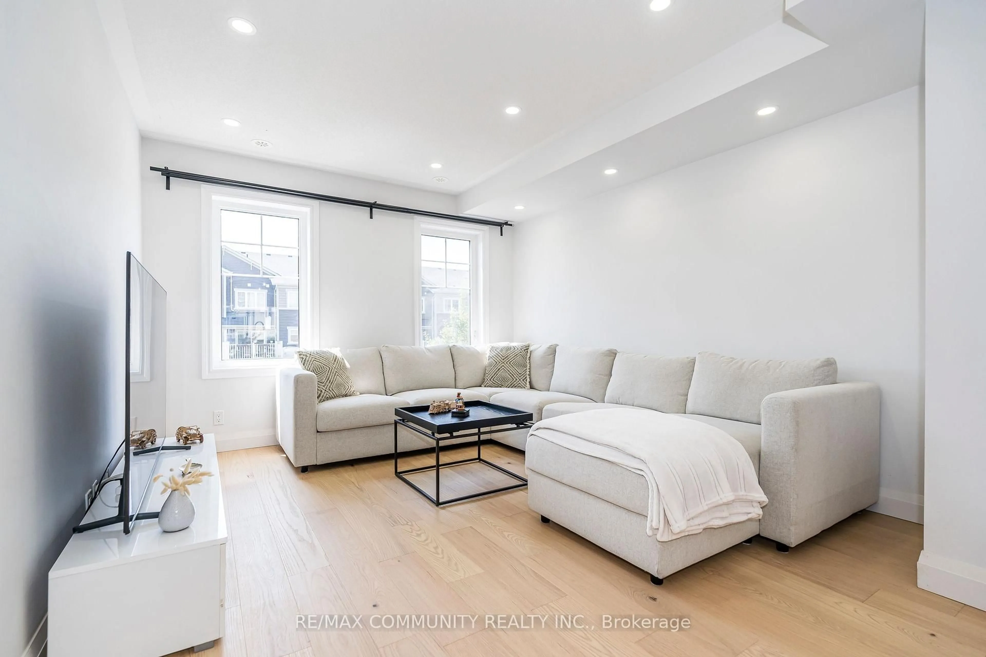 Living room with furniture, unknown for 2500 Hill Rise Crt #13, Oshawa Ontario L1L 0M6