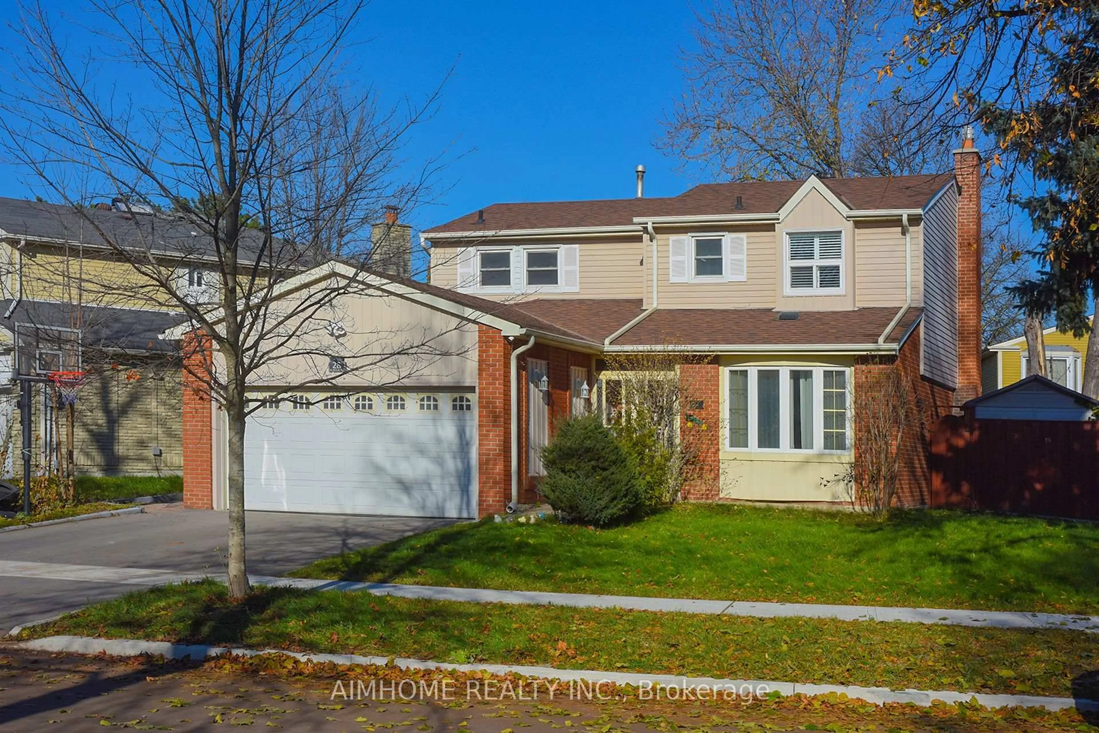 Home with vinyl exterior material, street for 28 Longbow Sq, Toronto Ontario M1W 2W7