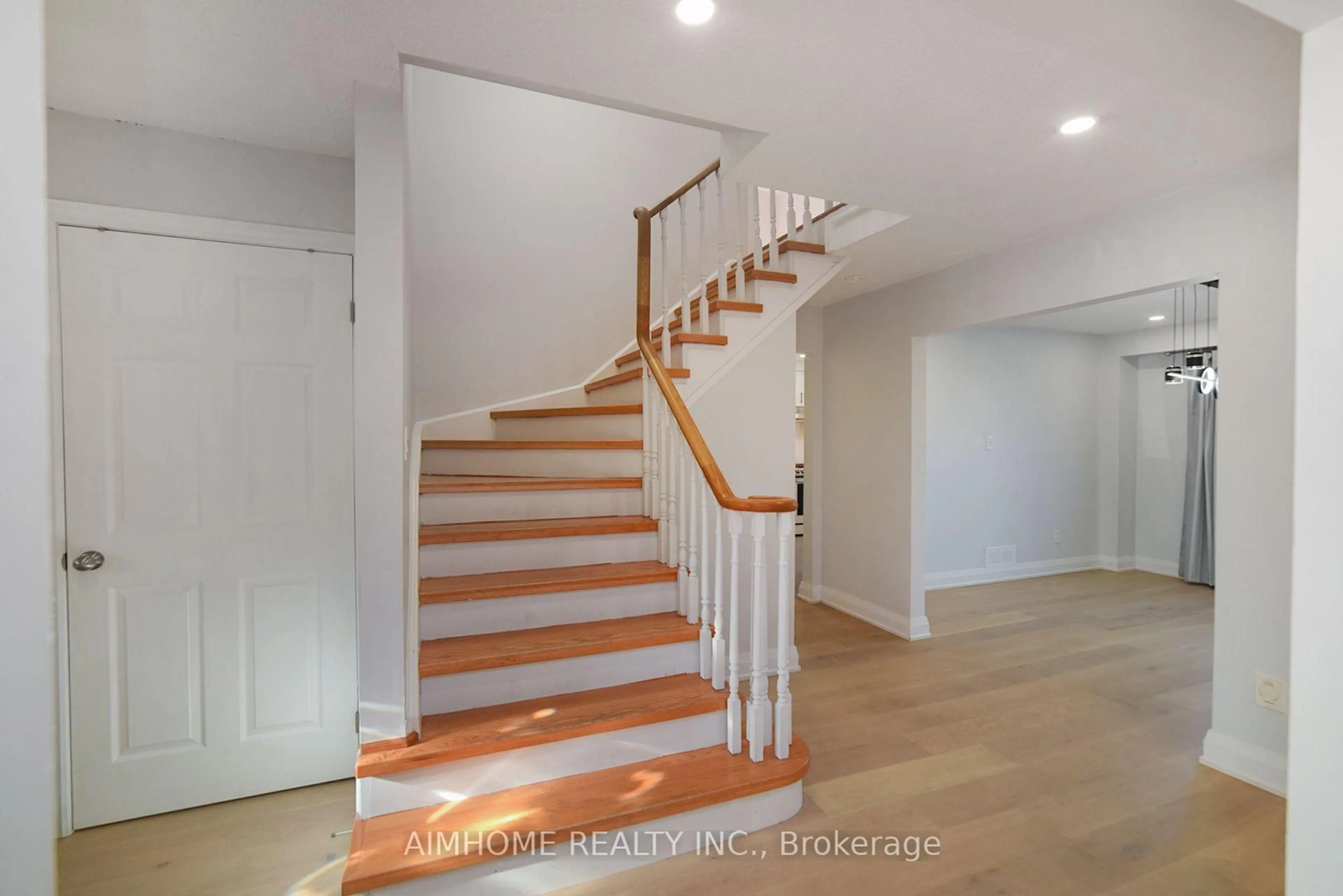 Stairs for 28 Longbow Sq, Toronto Ontario M1W 2W7