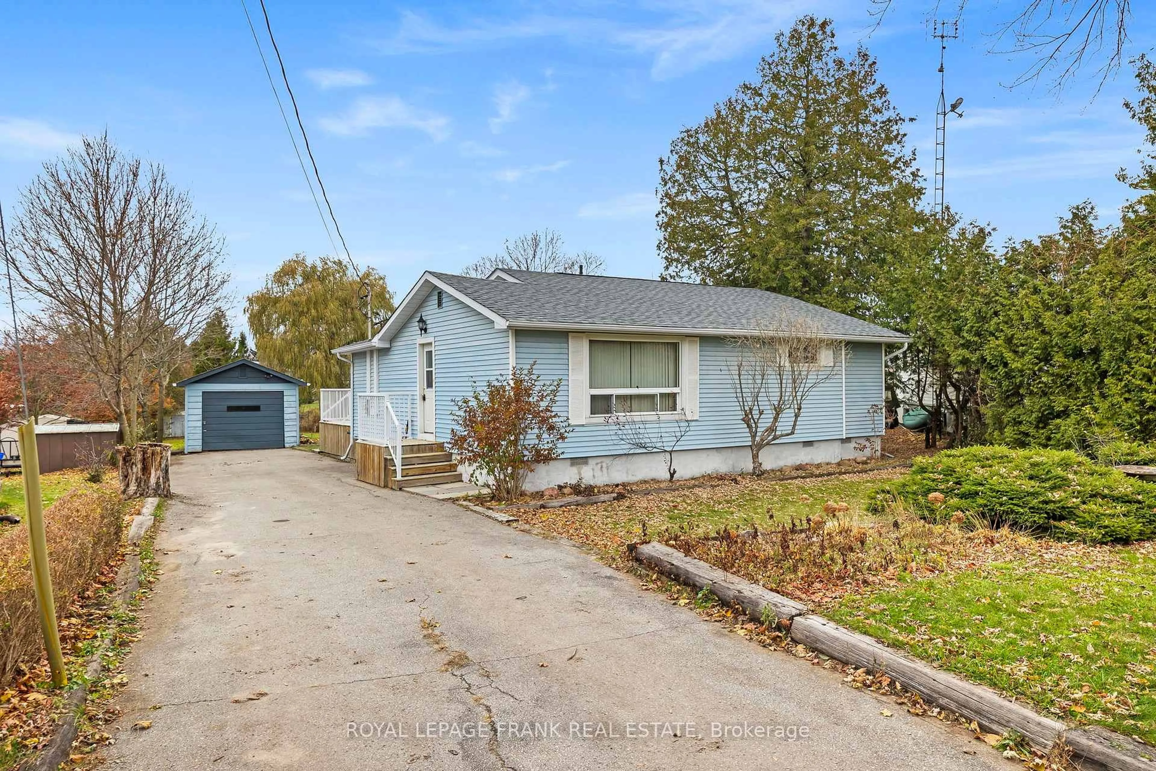 A pic from outside/outdoor area/front of a property/back of a property/a pic from drone, street for 47 Edgewood Cres, Scugog Ontario L9L 1B6