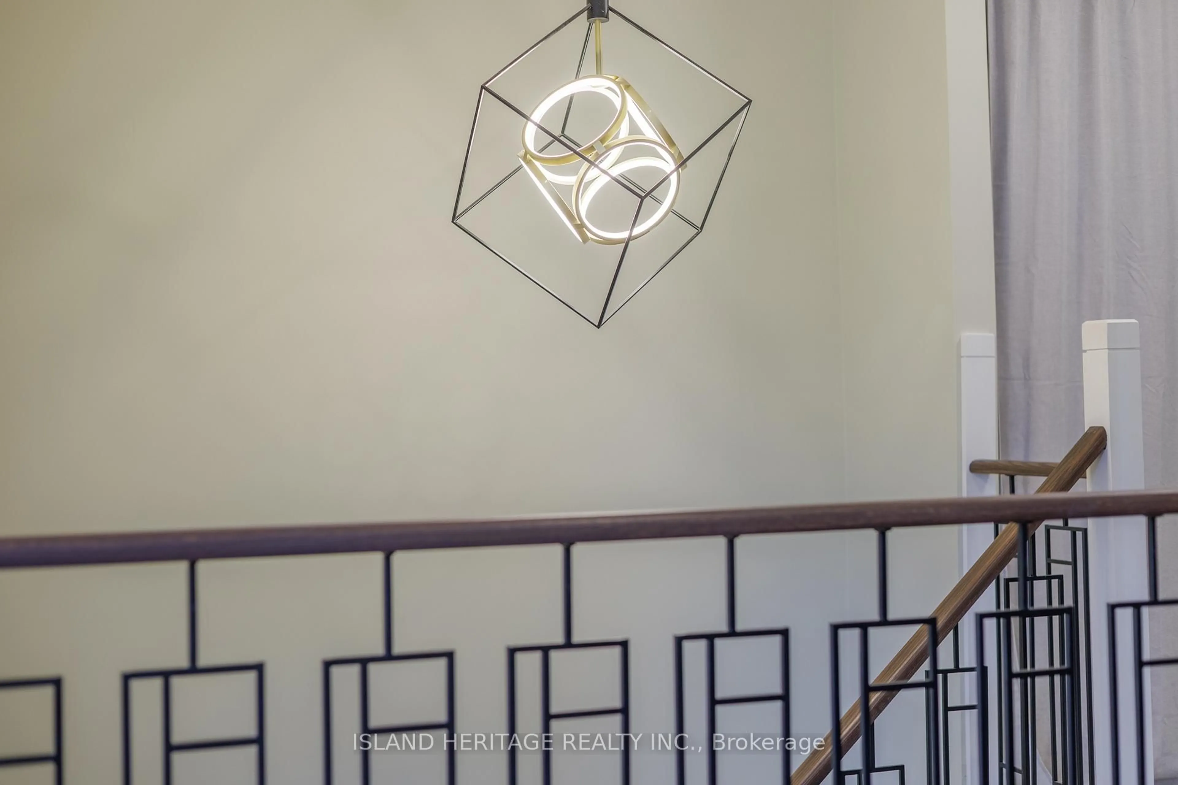 Indoor foyer for 114 Turnberry Cres, Clarington Ontario L1E 1B3