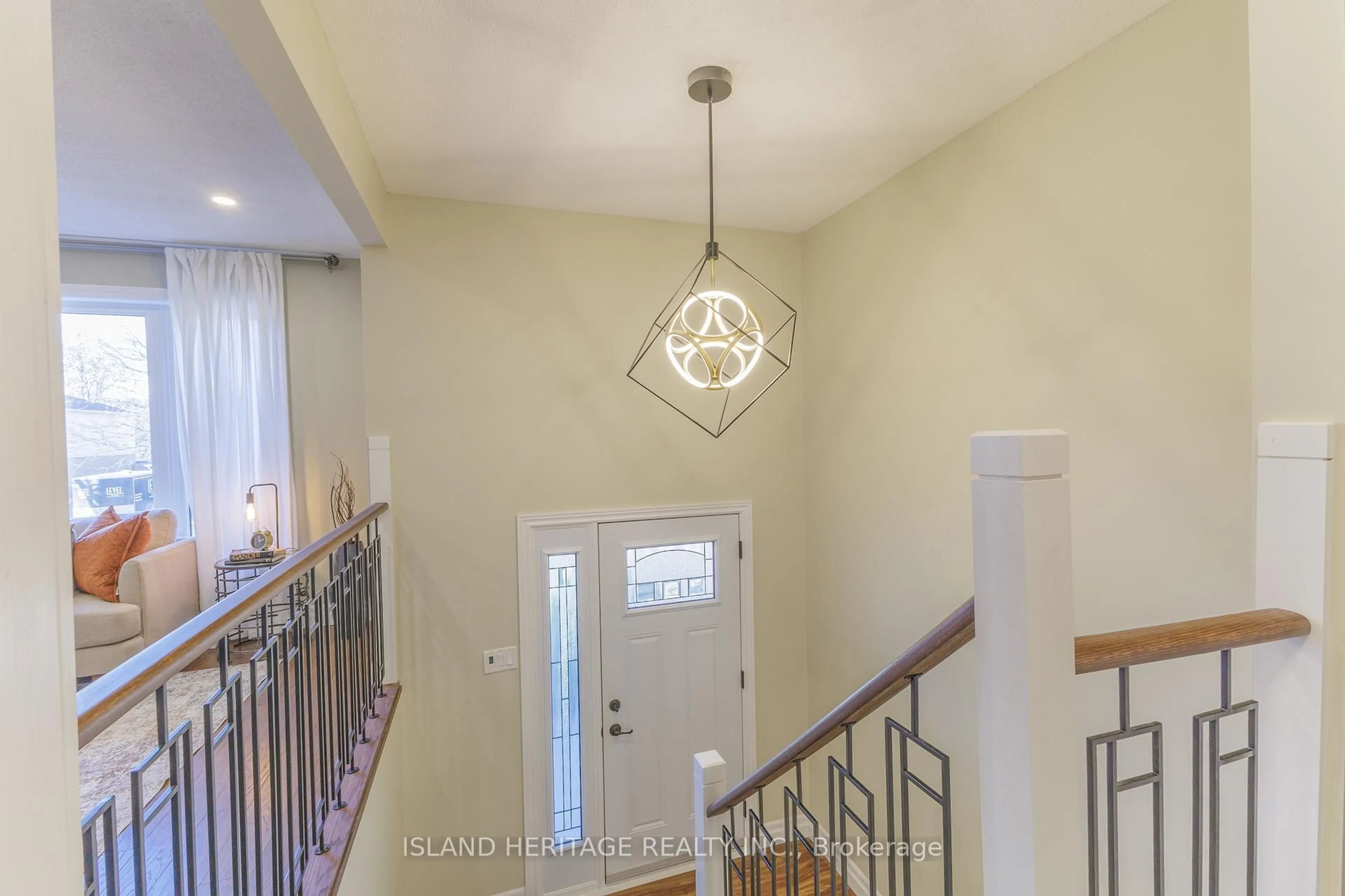 Indoor entryway for 114 Turnberry Cres, Clarington Ontario L1E 1B3