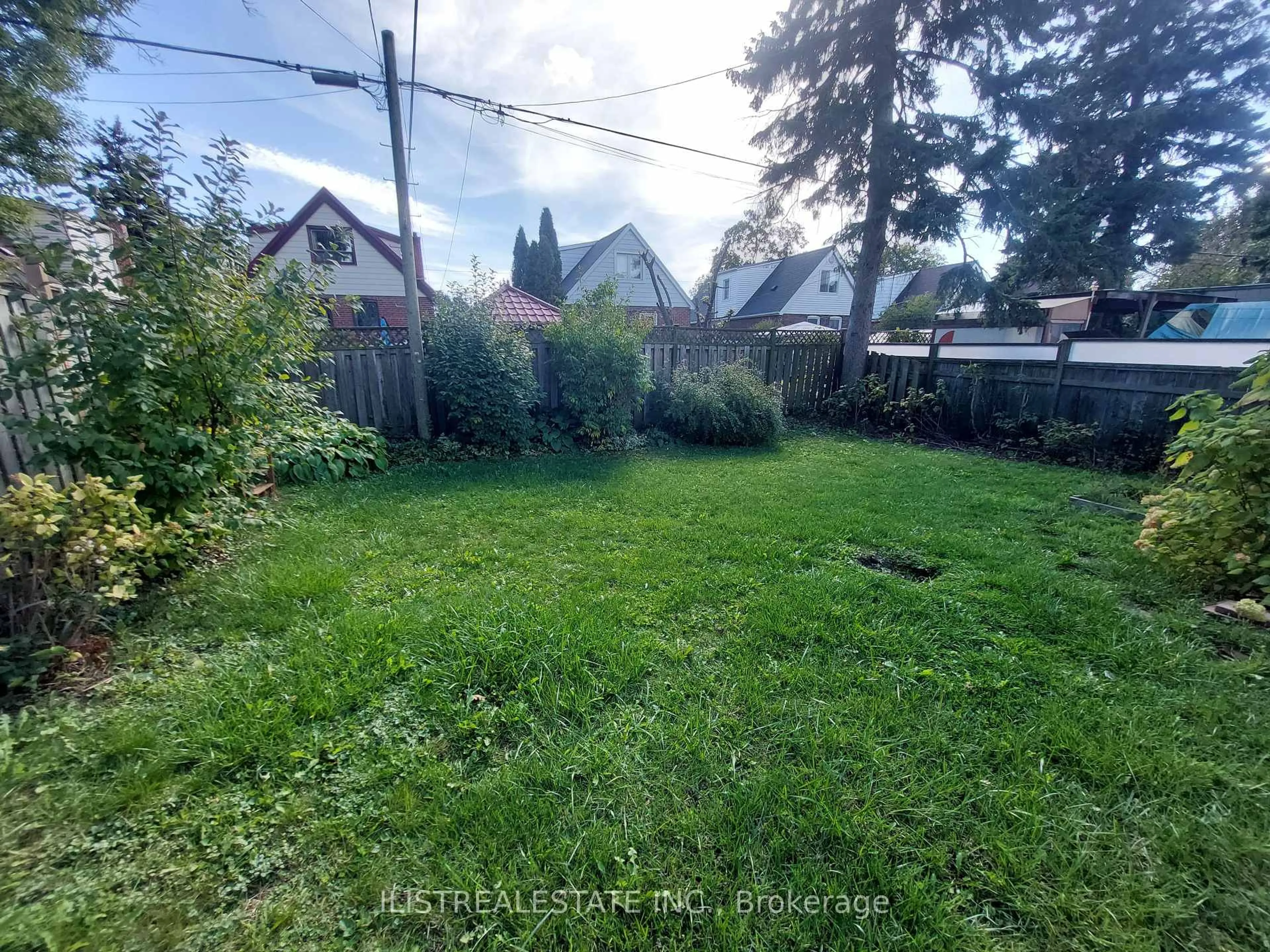 A pic from outside/outdoor area/front of a property/back of a property/a pic from drone, street for 29 Holland Ave, Toronto Ontario M4B 2C4