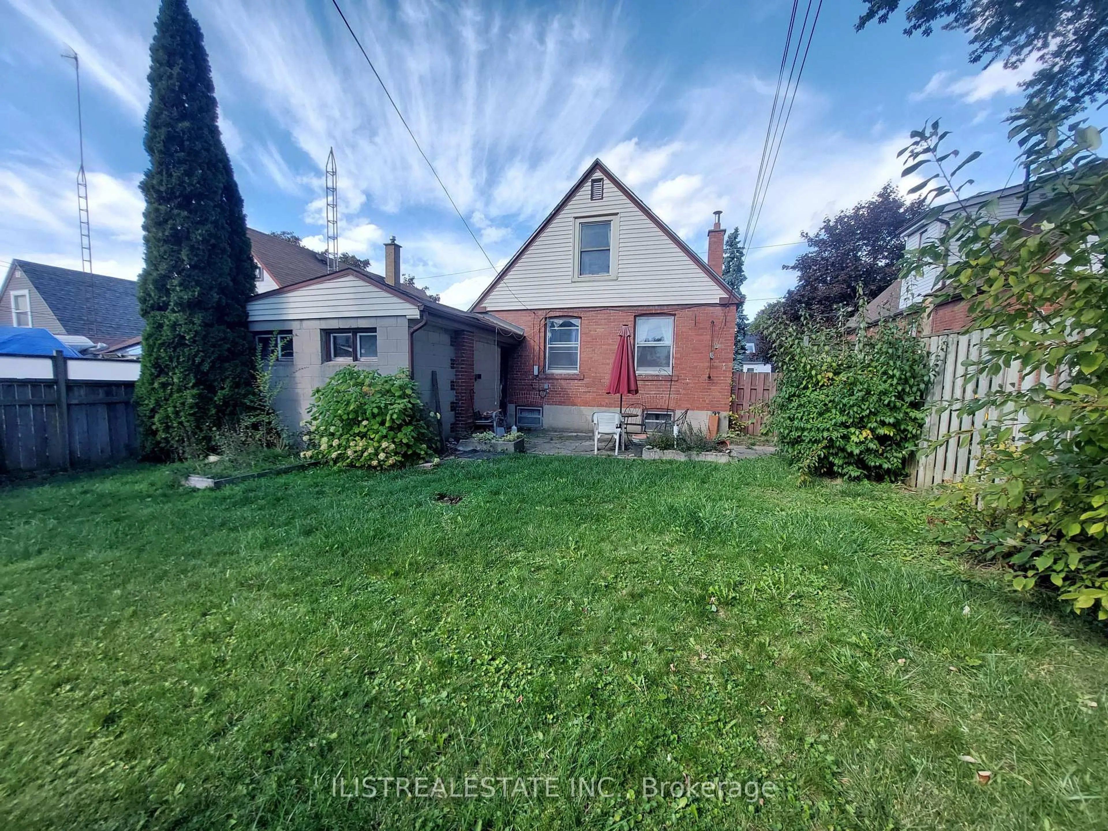 A pic from outside/outdoor area/front of a property/back of a property/a pic from drone, street for 29 Holland Ave, Toronto Ontario M4B 2C4