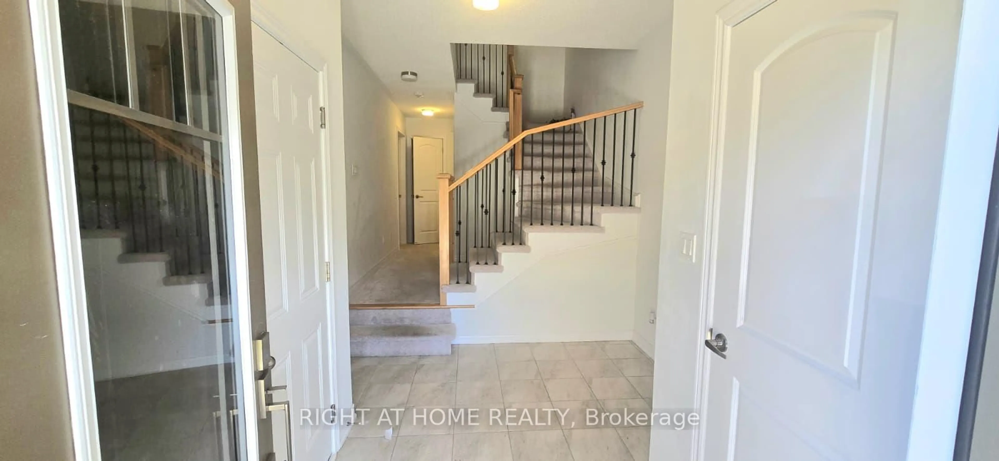 Indoor entryway for 1992 Cameron Lott Cres, Oshawa Ontario L1H 7K5