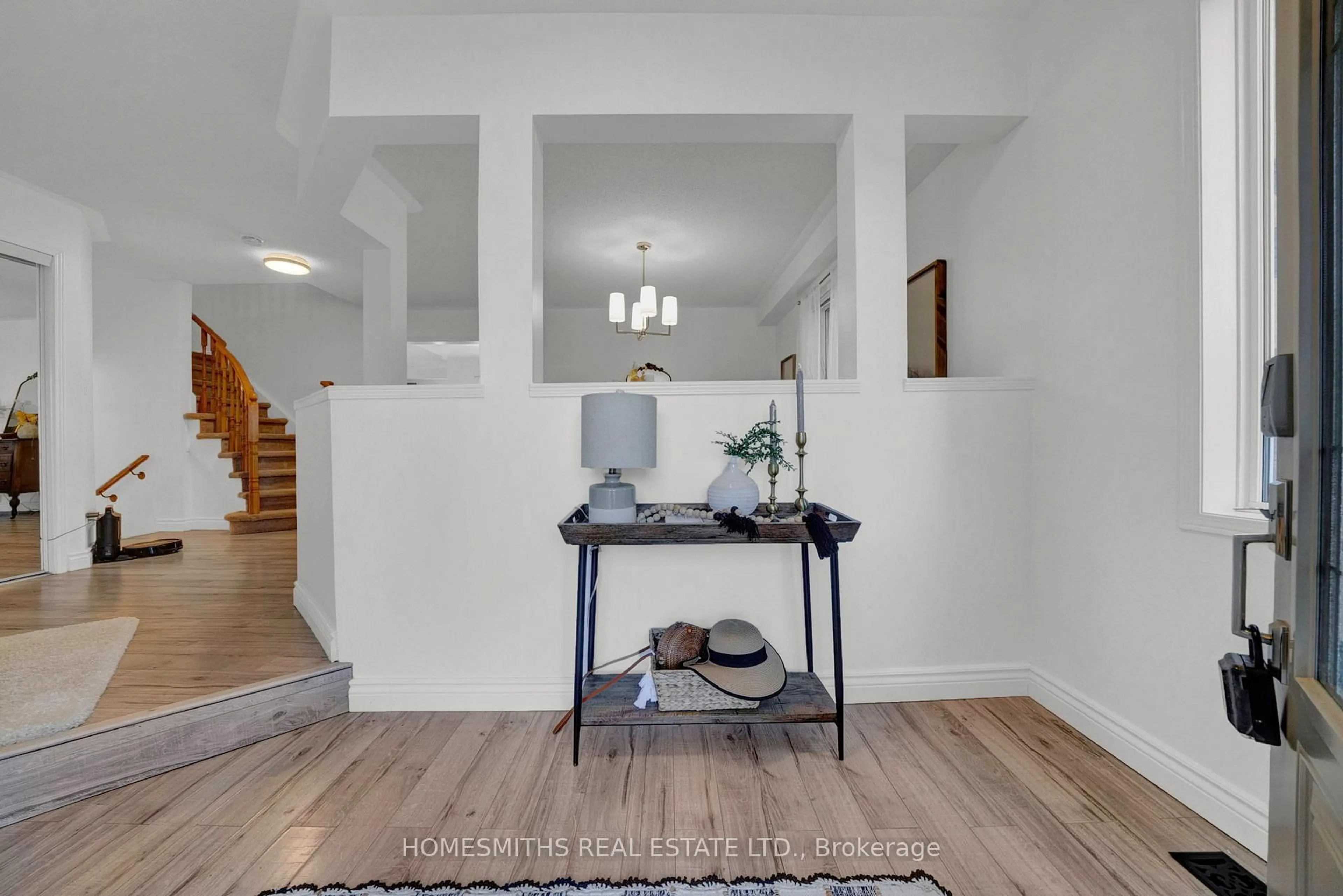 Indoor entryway for 25 Sprucewood Cres, Clarington Ontario L1C 5C6