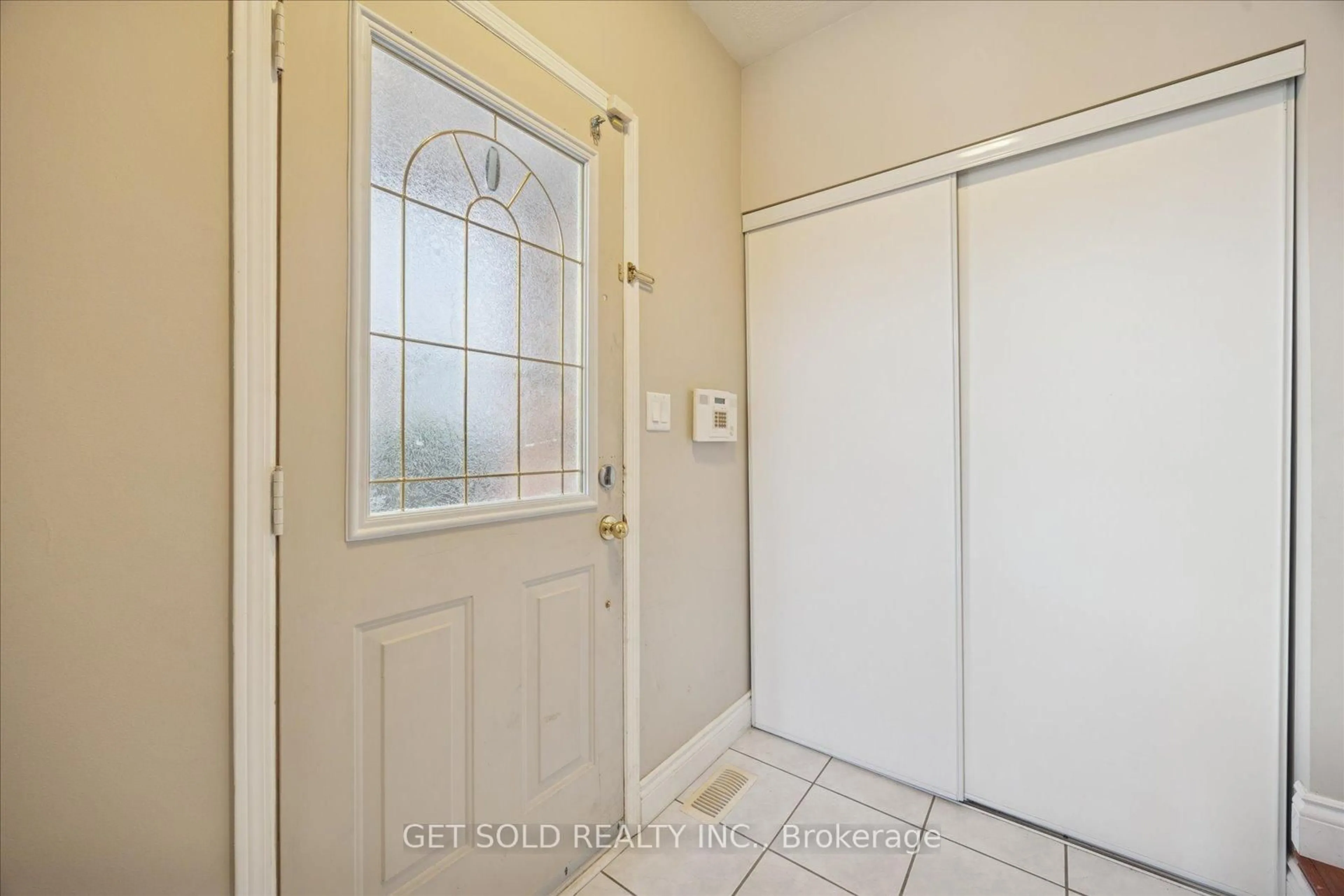 Indoor entryway for 1739 Woodgate Tr, Oshawa Ontario L1G 8B4