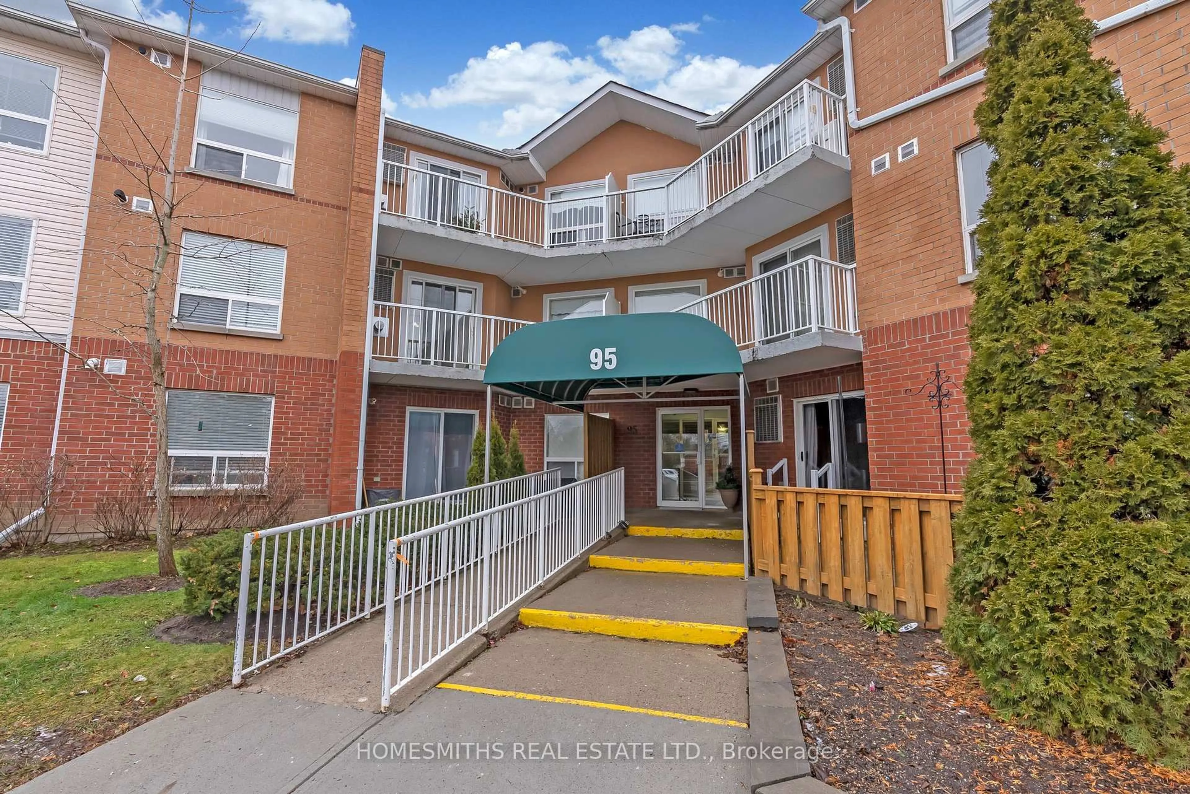 Indoor foyer for 95 Wellington St #214, Clarington Ontario L1C 5A1