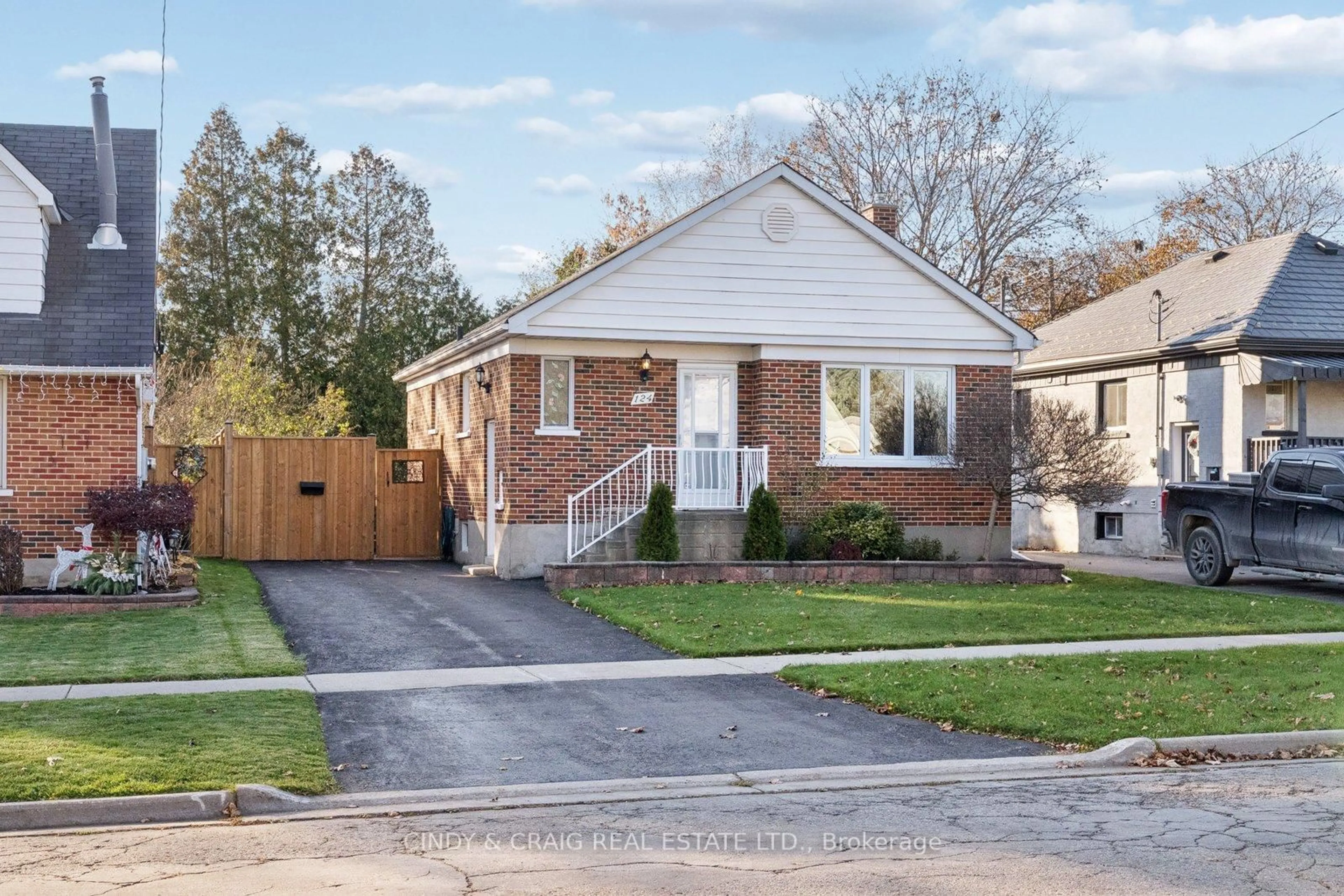Home with brick exterior material, street for 124 Highland Ave, Oshawa Ontario L1H 6A6