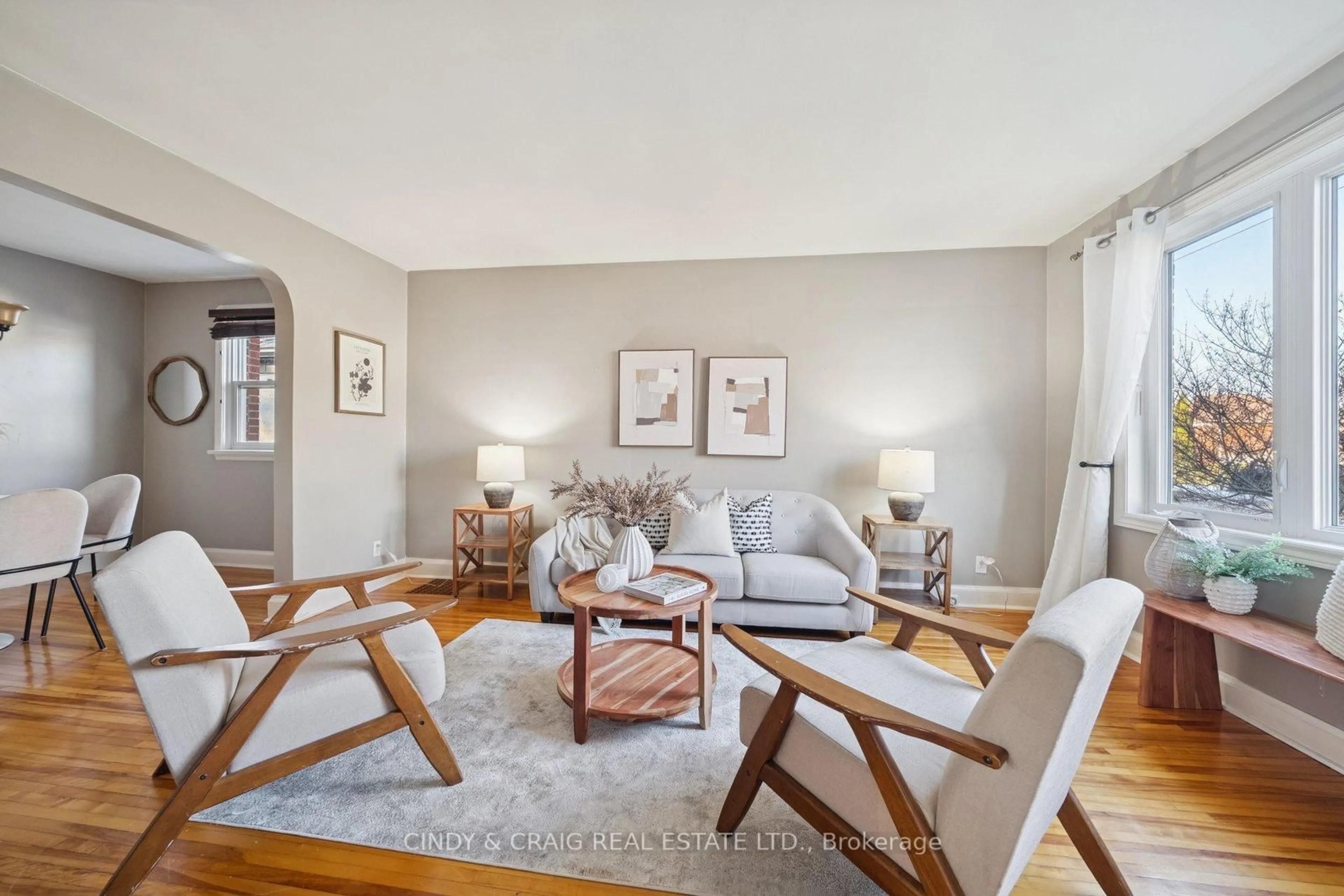 Living room with furniture, unknown for 124 Highland Ave, Oshawa Ontario L1H 6A6