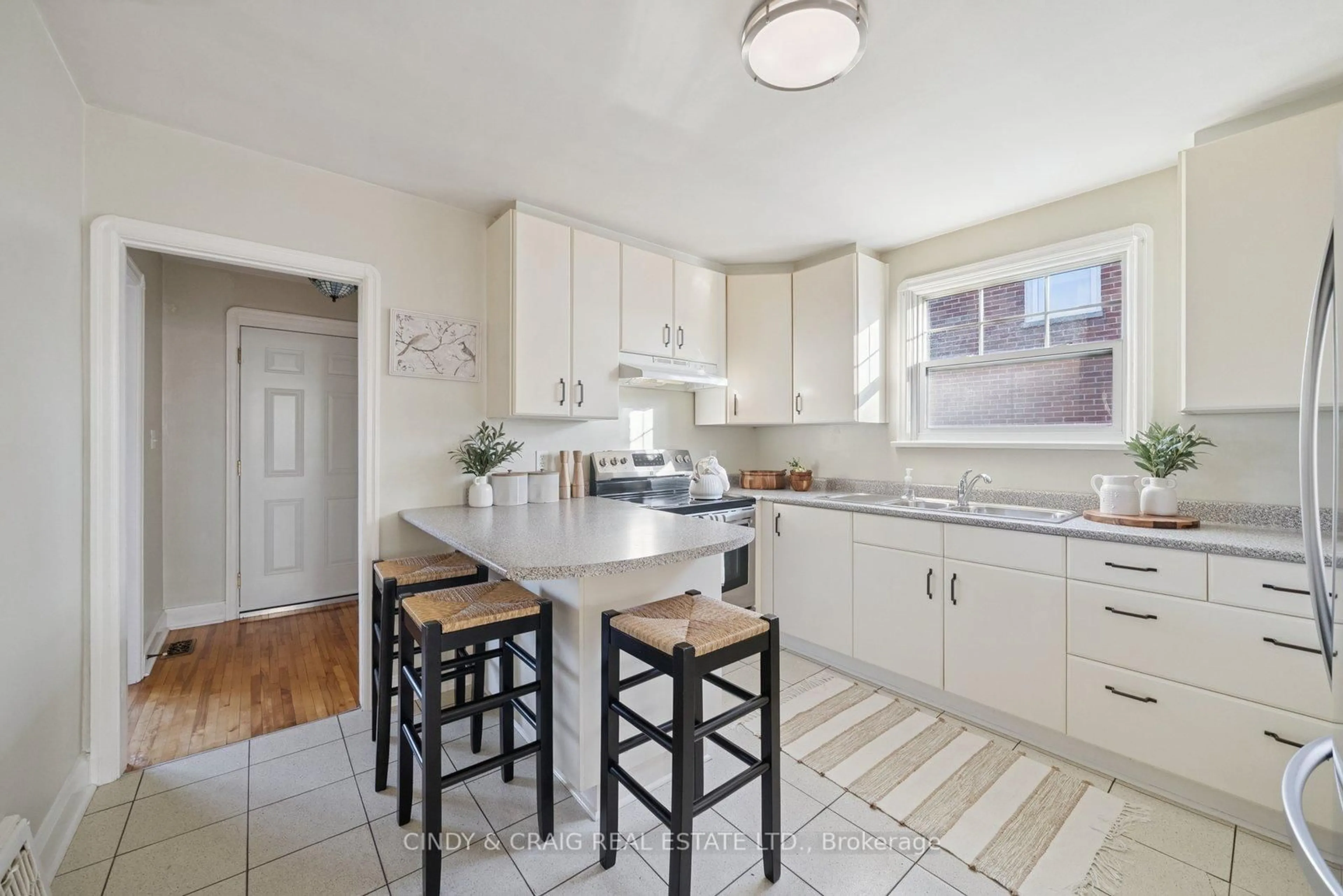 Open concept kitchen, ceramic/tile floor for 124 Highland Ave, Oshawa Ontario L1H 6A6