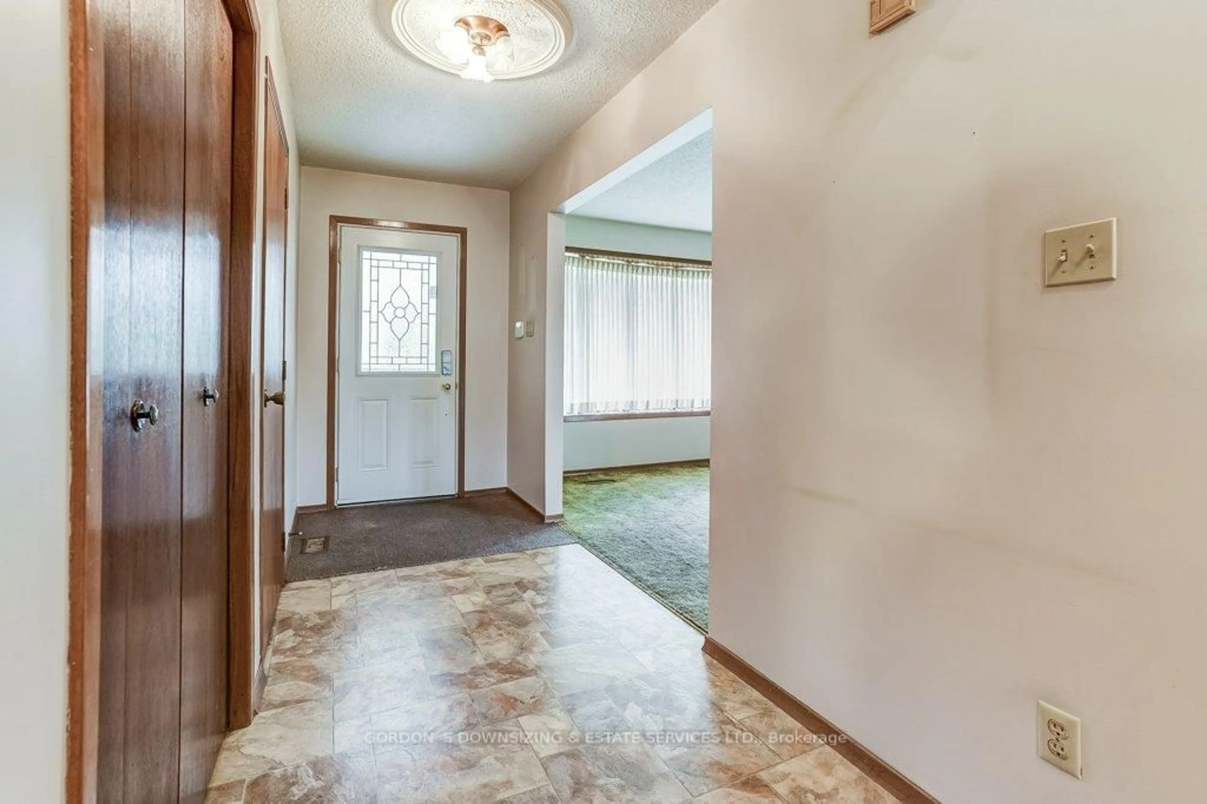 Indoor entryway for 330 Cumberland Crt, Oshawa Ontario L1H 8E7