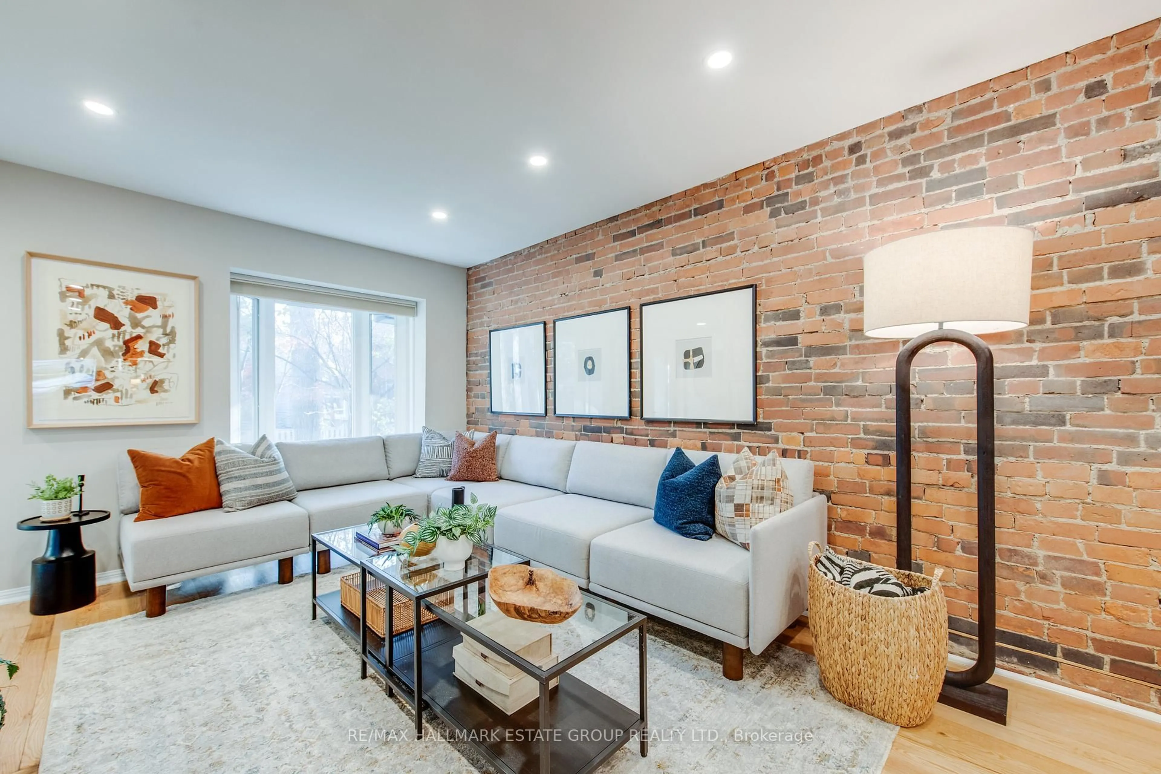 Living room with furniture, unknown for 16 Brighton Ave, Toronto Ontario M4M 1P4