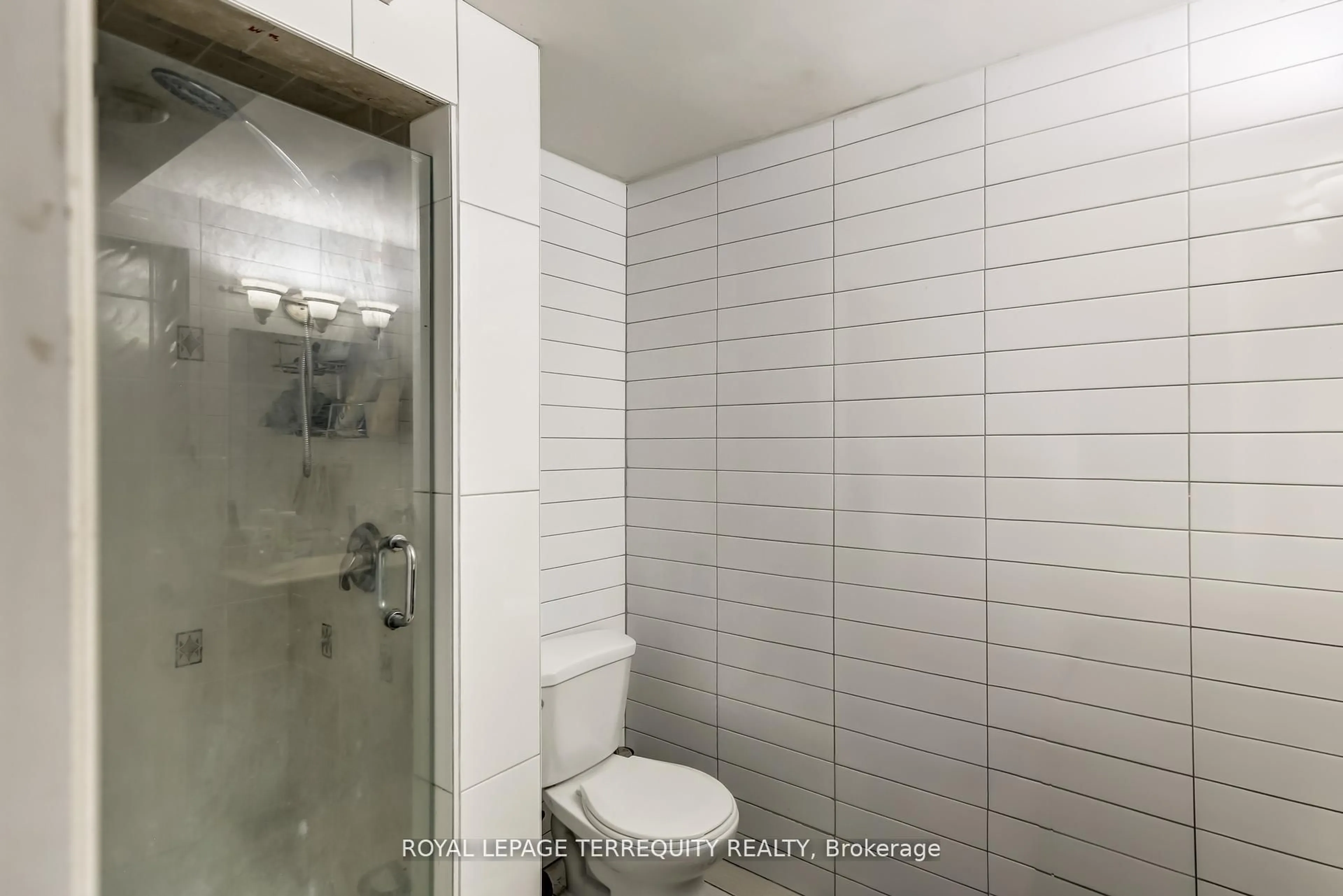 Standard bathroom, ceramic/tile floor for 30 Wicks Dr, Ajax Ontario L1Z 1C3
