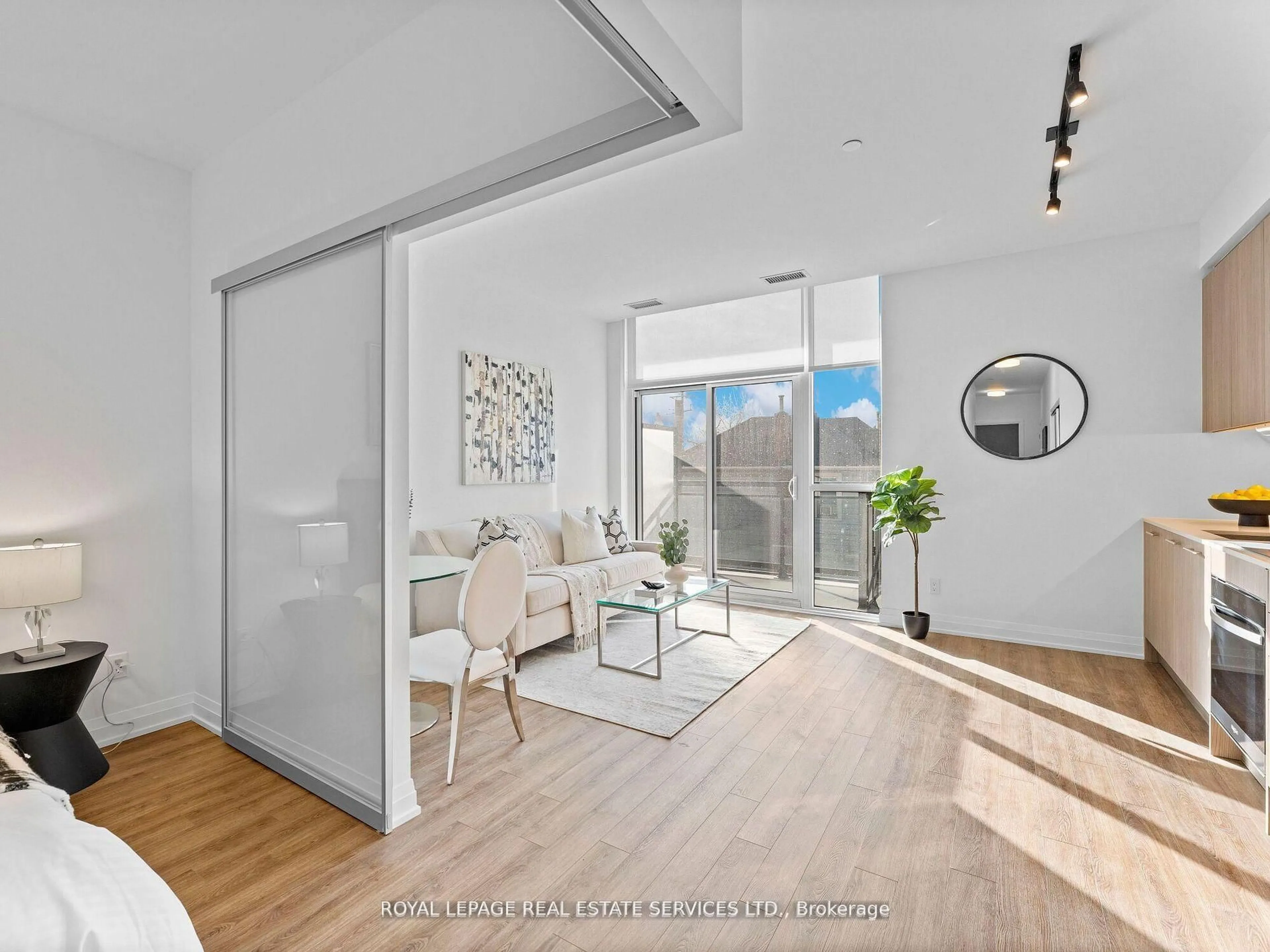 Indoor entryway for 286 Main St #215, Toronto Ontario M4C 4X5