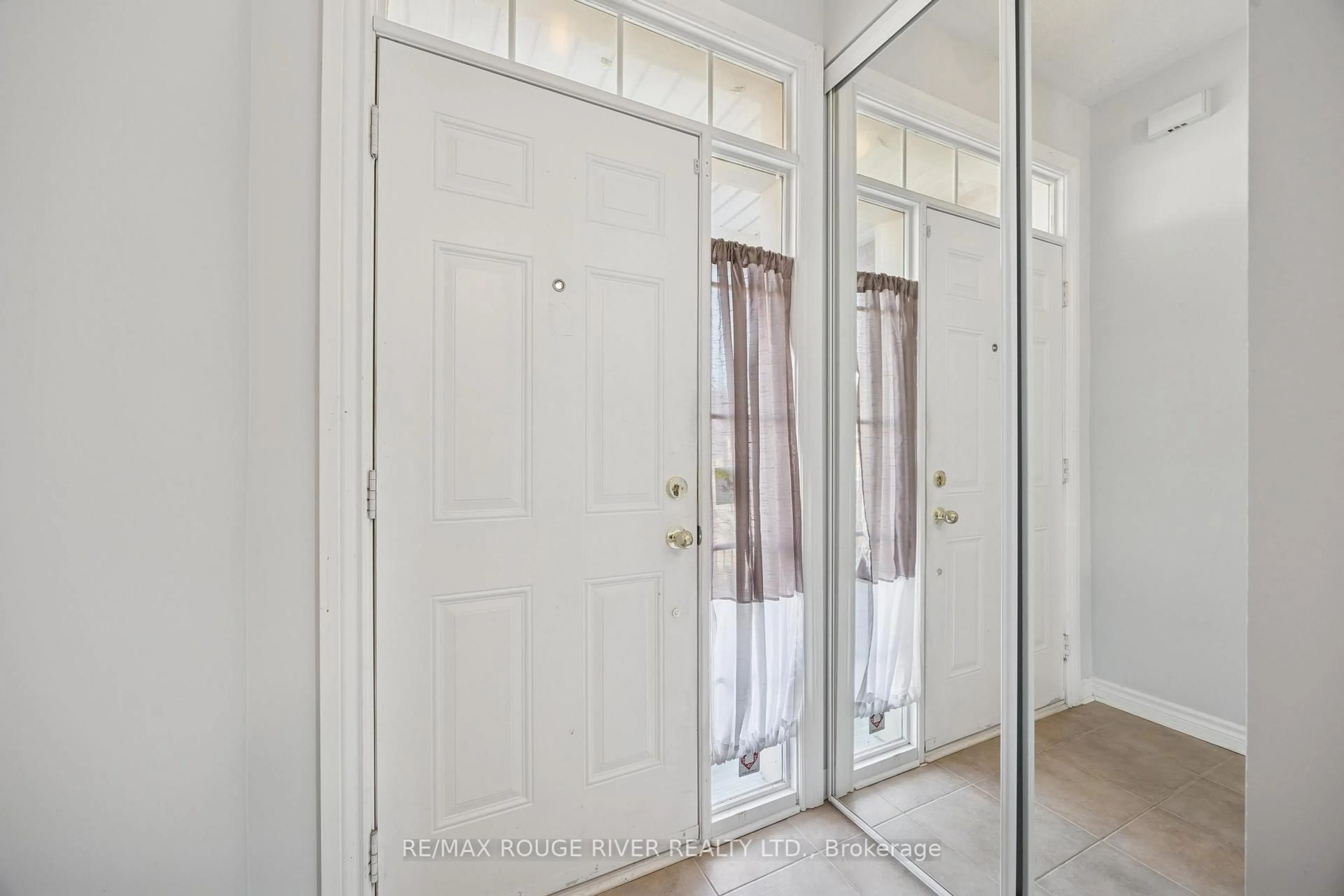 Indoor entryway for 131 Kenneth Hobbs Ave, Whitby Ontario L1R 0E3