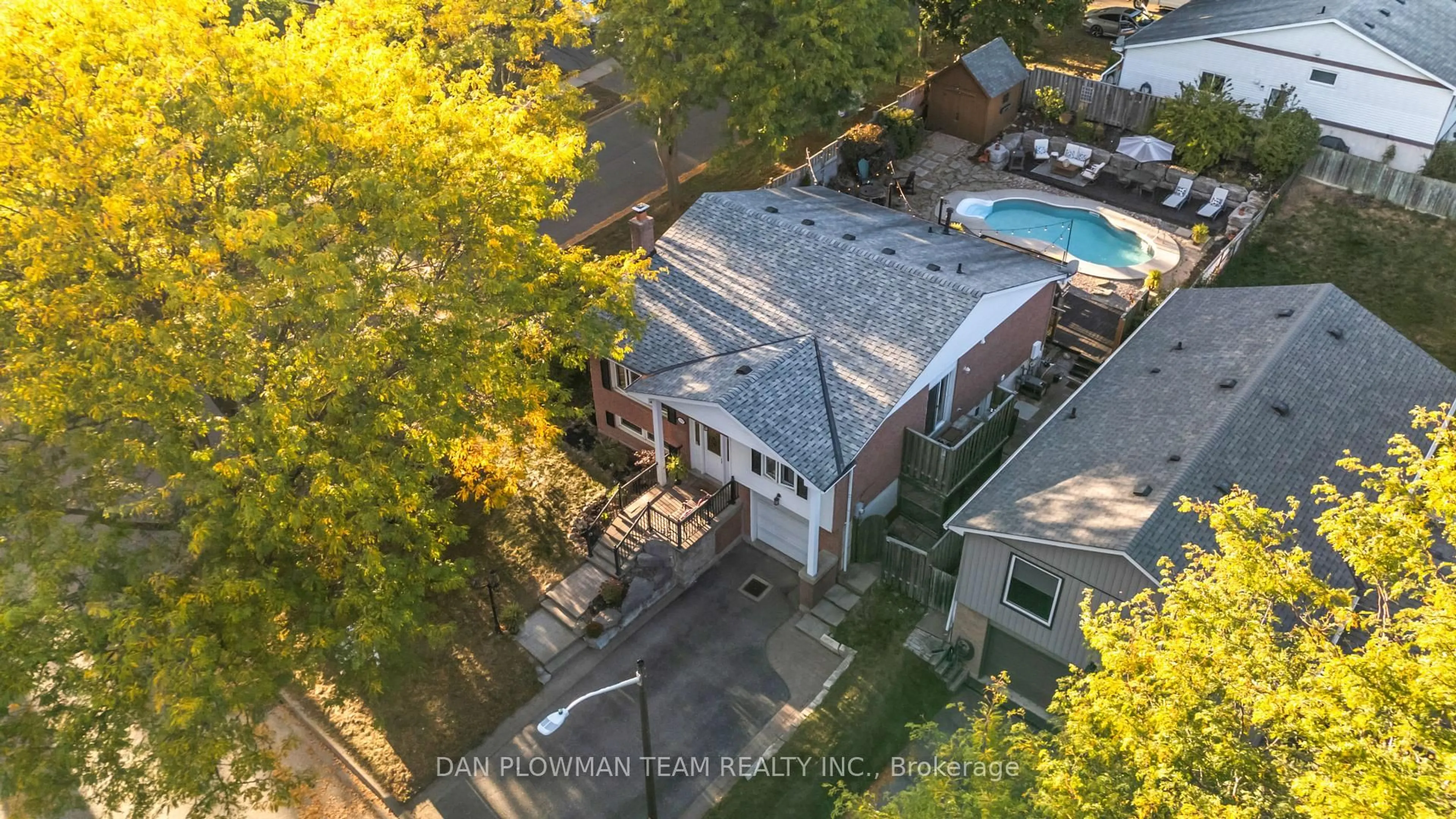 A pic from outside/outdoor area/front of a property/back of a property/a pic from drone, unknown for 123 Guthrie Cres, Whitby Ontario L1P 1A6