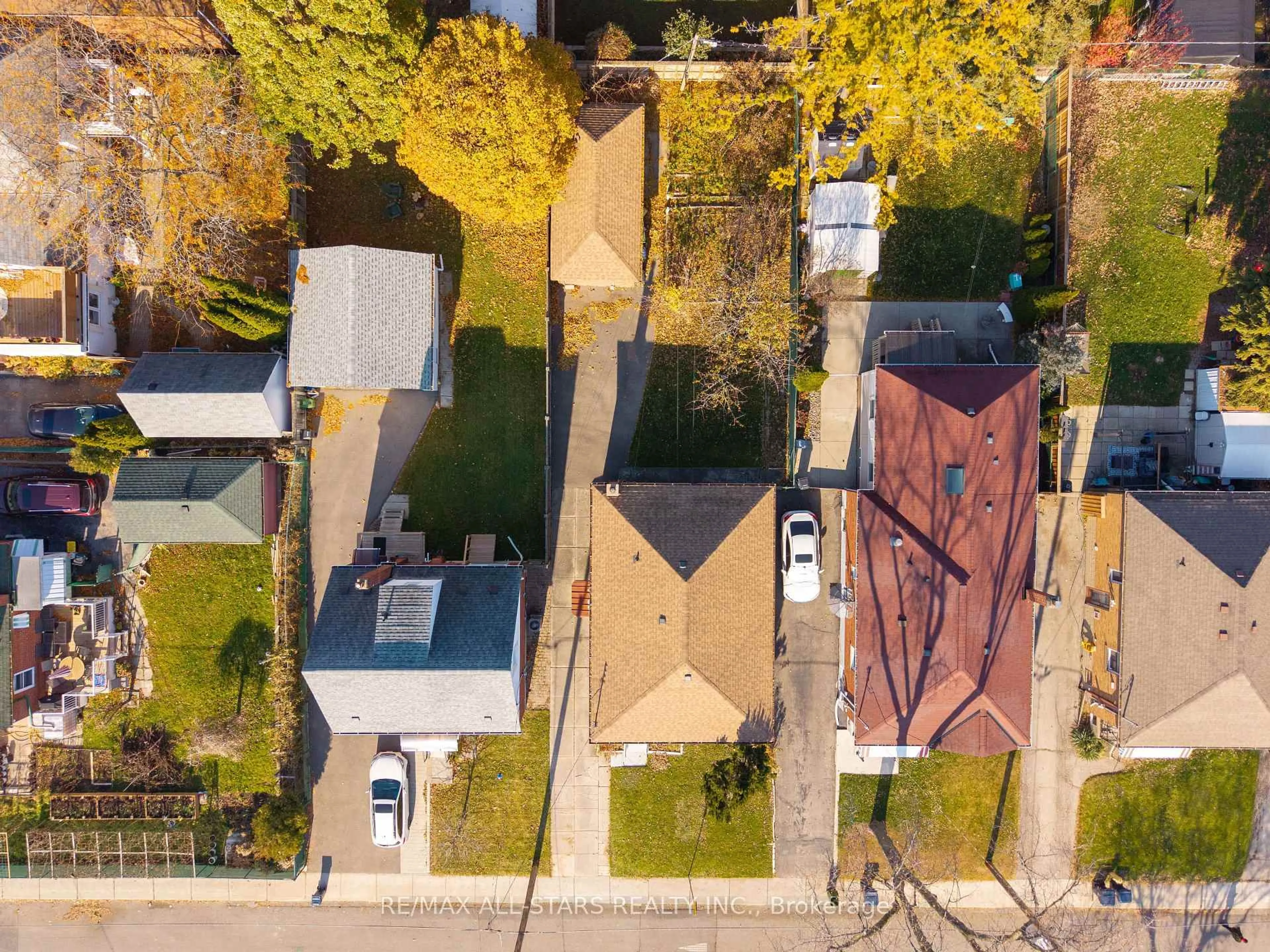 A pic from outside/outdoor area/front of a property/back of a property/a pic from drone, street for 24 Donora Dr, Toronto Ontario M4B 1B5