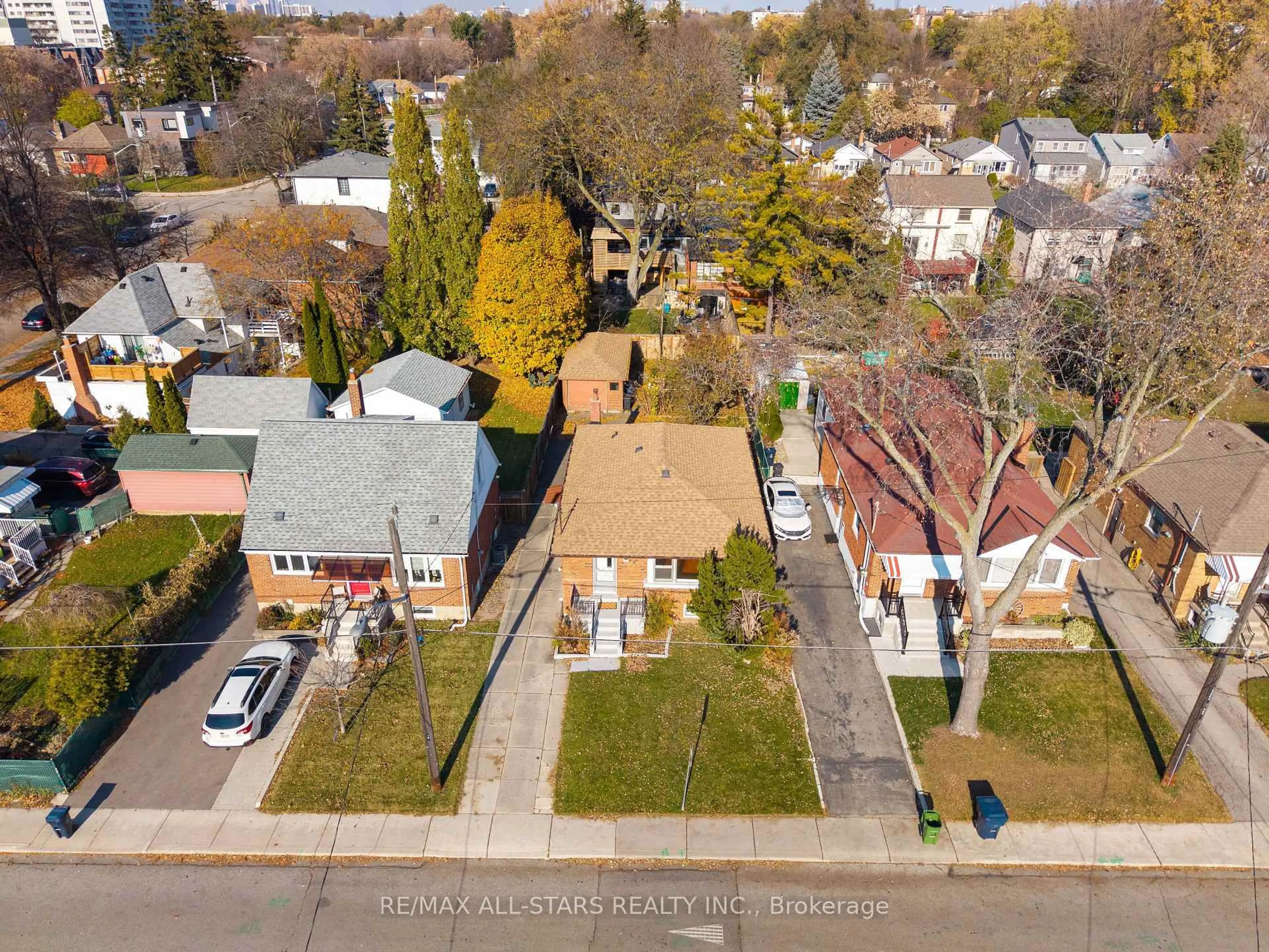 A pic from outside/outdoor area/front of a property/back of a property/a pic from drone, street for 24 Donora Dr, Toronto Ontario M4B 1B5