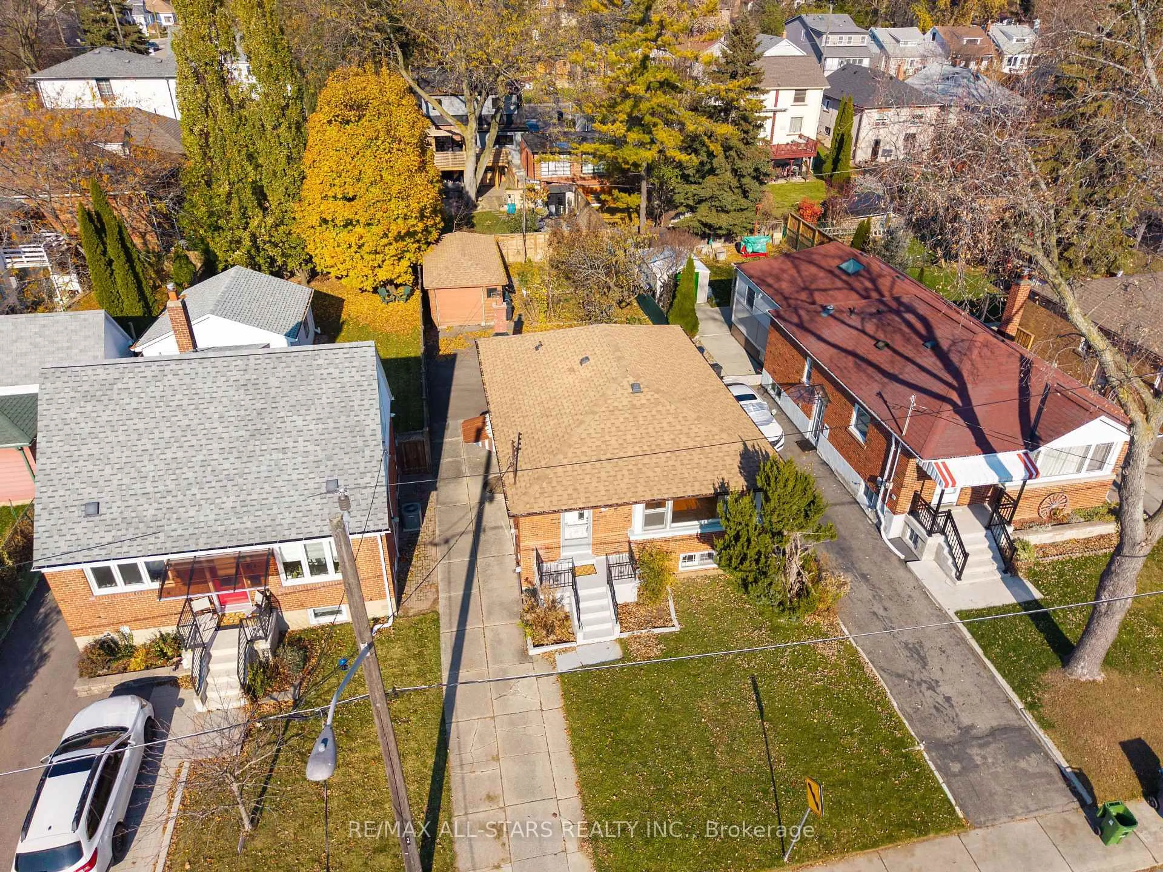 A pic from outside/outdoor area/front of a property/back of a property/a pic from drone, street for 24 Donora Dr, Toronto Ontario M4B 1B5