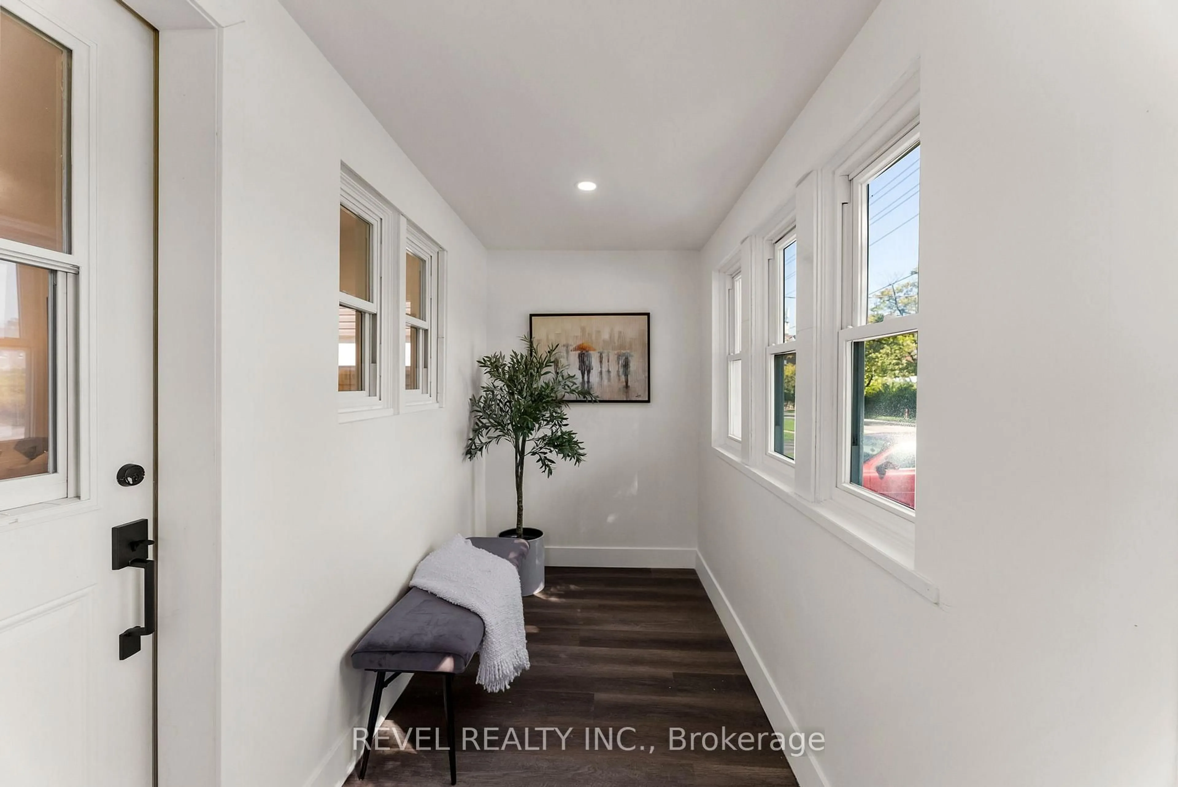 Indoor entryway for 180 Hillcroft St, Oshawa Ontario L1G 2L5