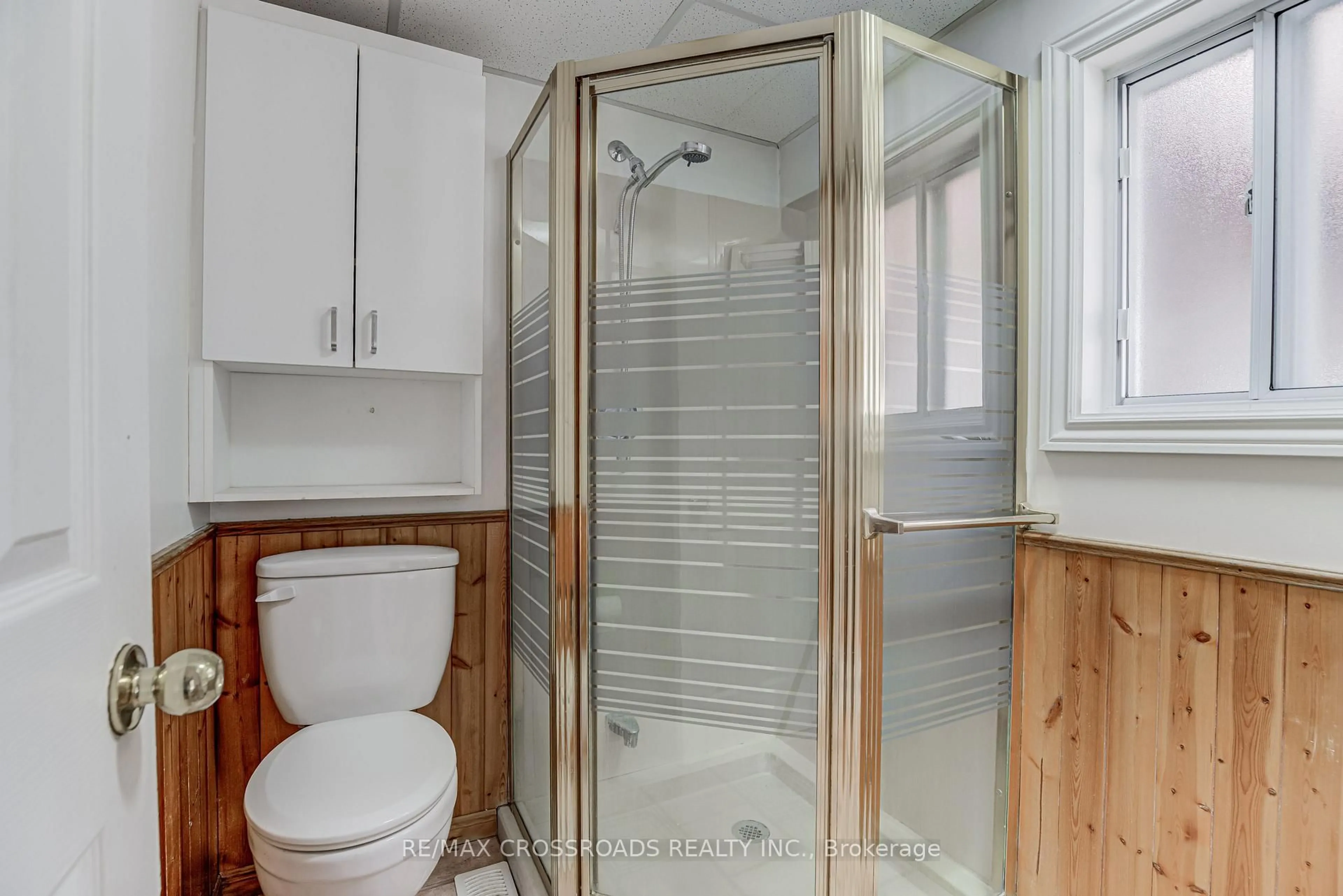 Standard bathroom, ceramic/tile floor for 89 Wembley Dr, Toronto Ontario M4L 3C9