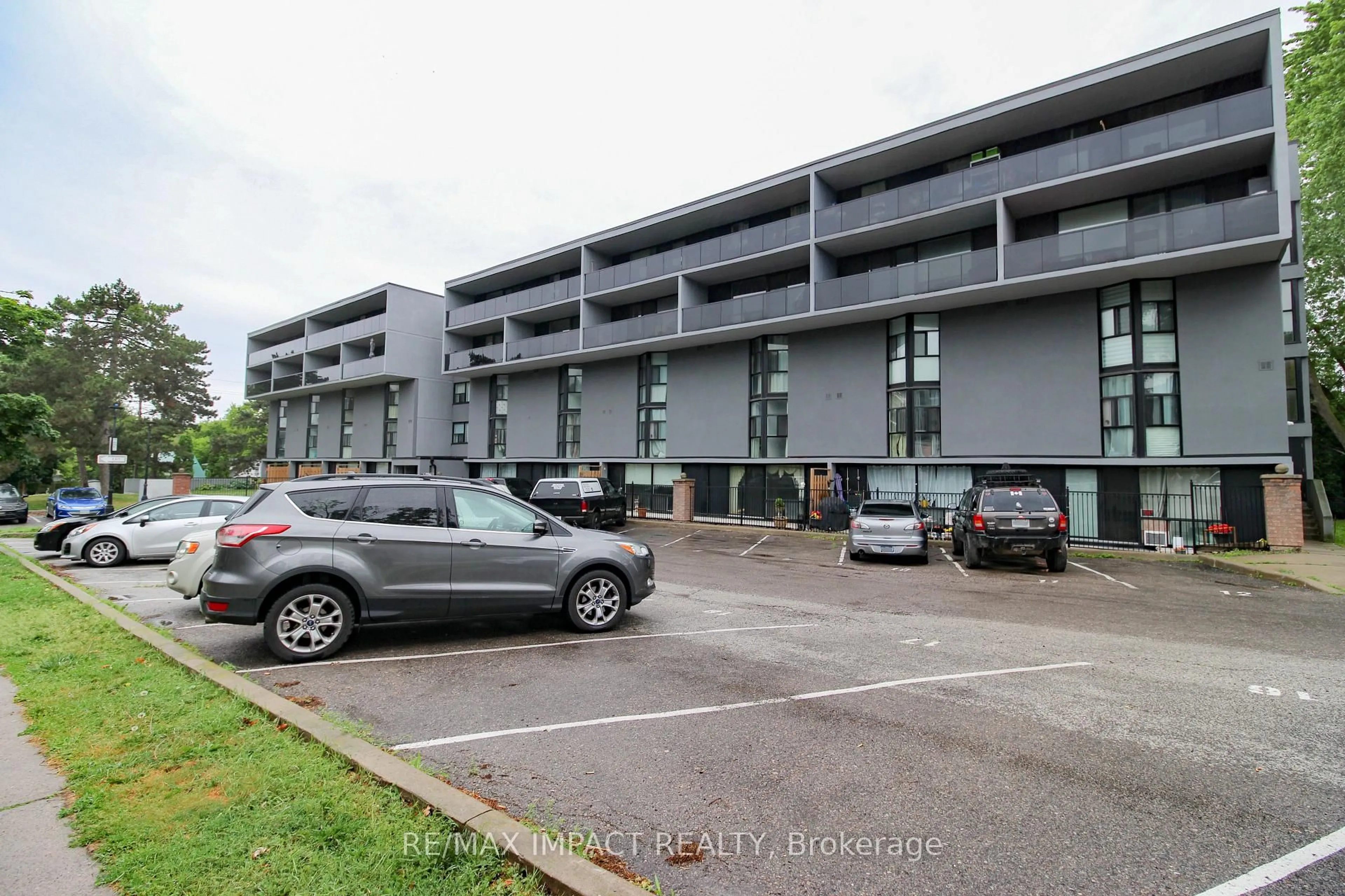 A pic from outside/outdoor area/front of a property/back of a property/a pic from drone, building for 454 Centre St #112, Oshawa Ontario L1H 4C2