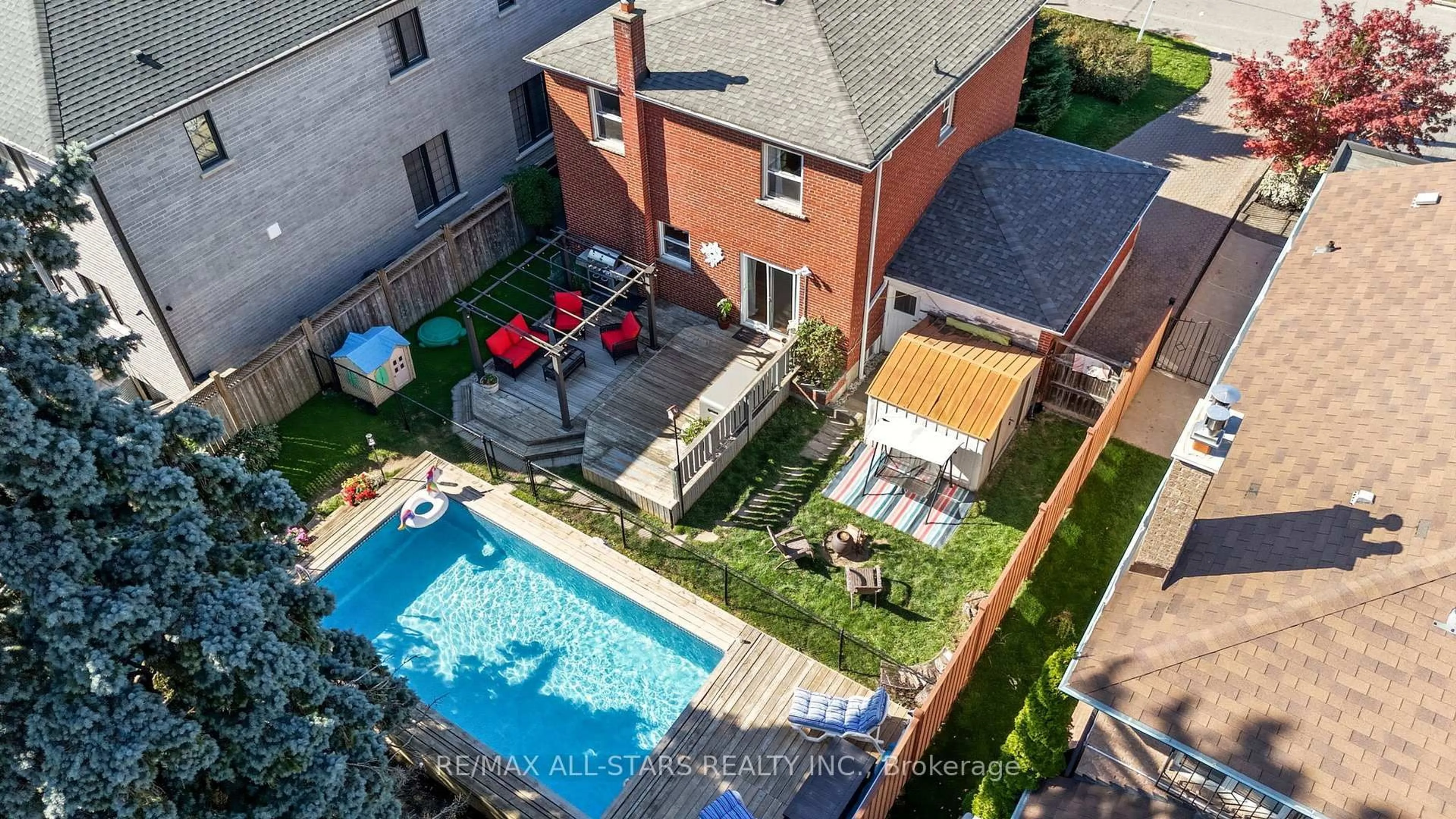 A pic from outside/outdoor area/front of a property/back of a property/a pic from drone, street for 11 Chatterton Blvd, Toronto Ontario M1M 2G3