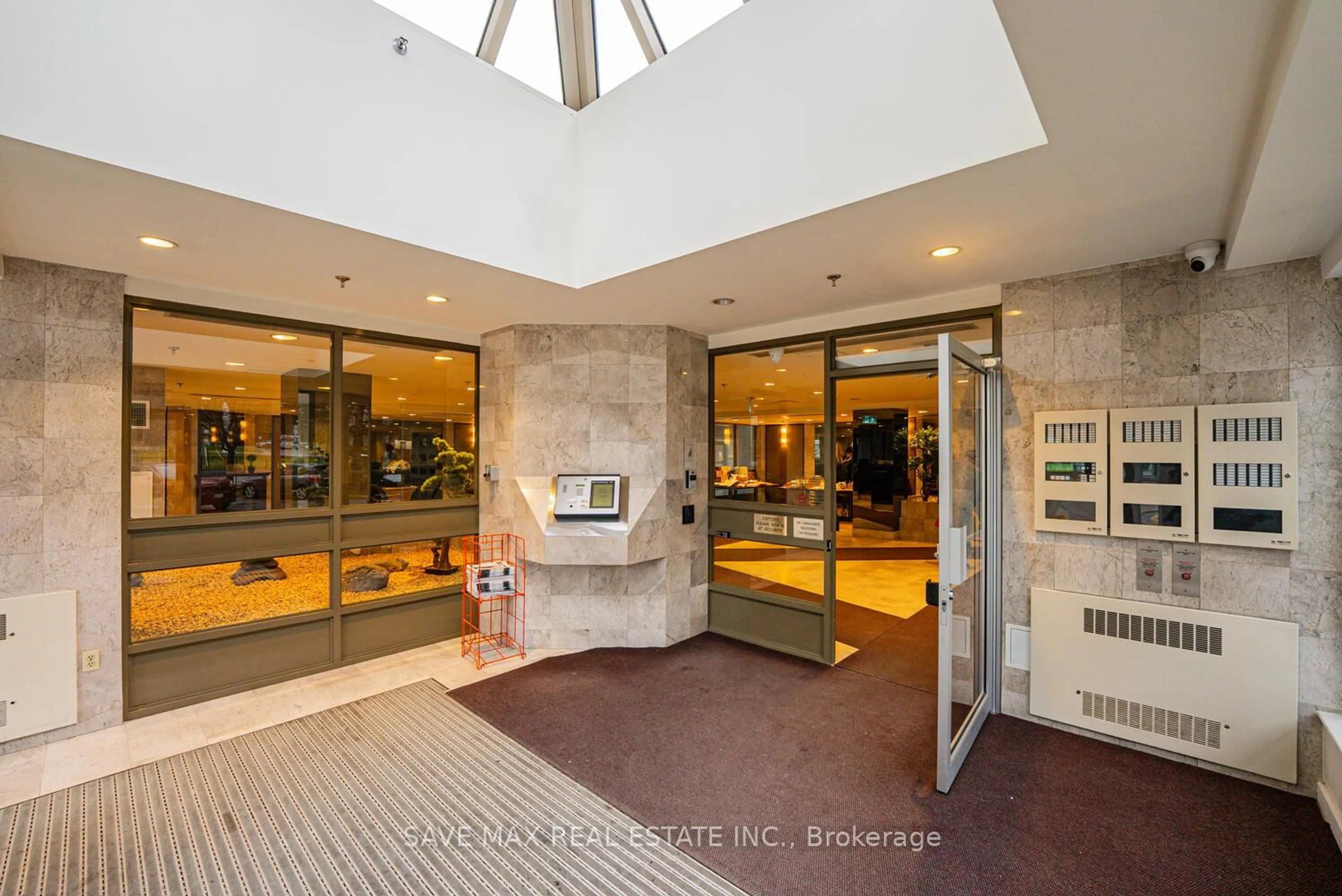 Indoor foyer for 3233 Eglinton Ave #1107, Toronto Ontario M1J 3N6