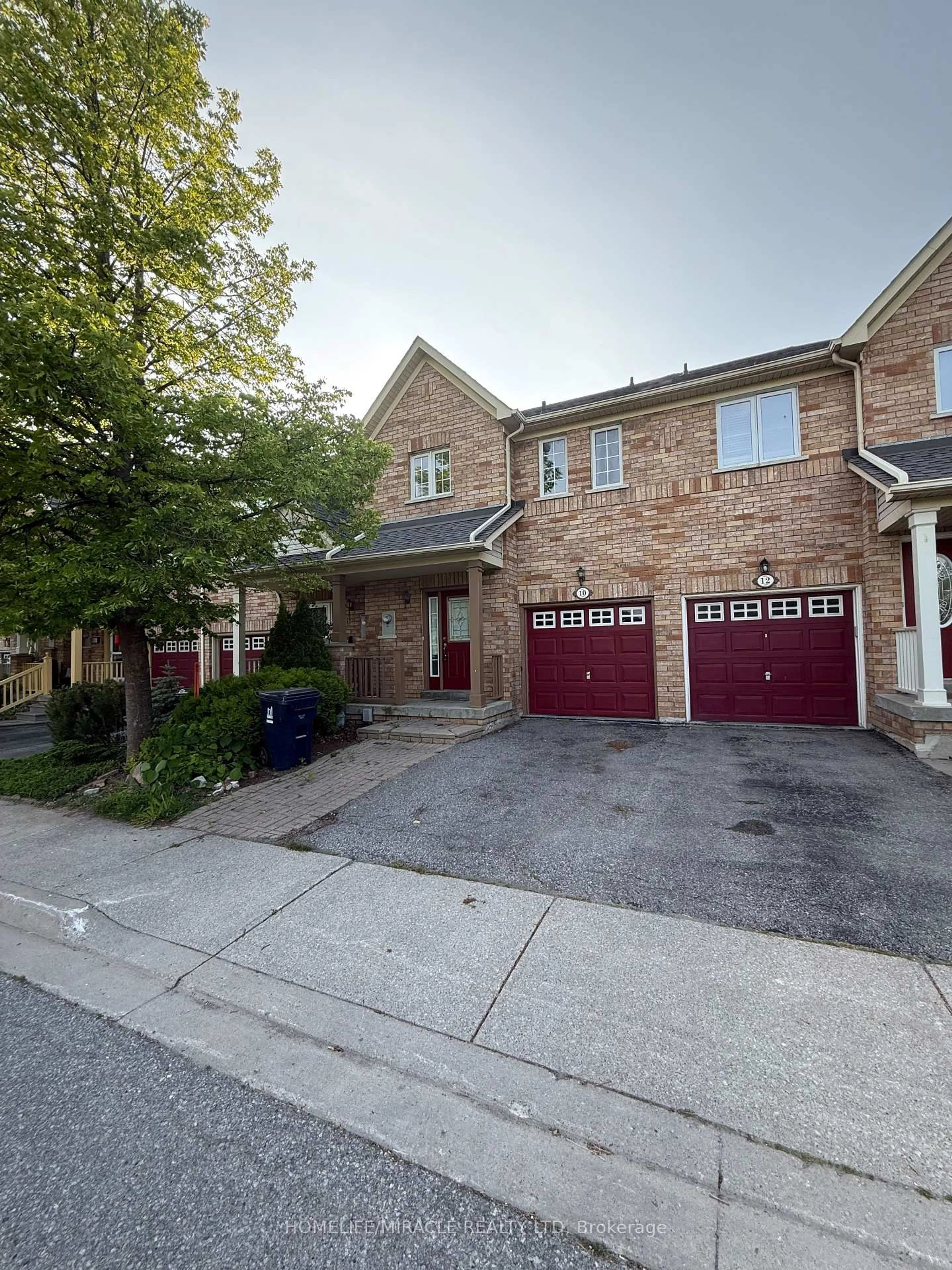 A pic from outside/outdoor area/front of a property/back of a property/a pic from drone, street for 10 Wuthering Heights Rd, Toronto Ontario M1C 5H6